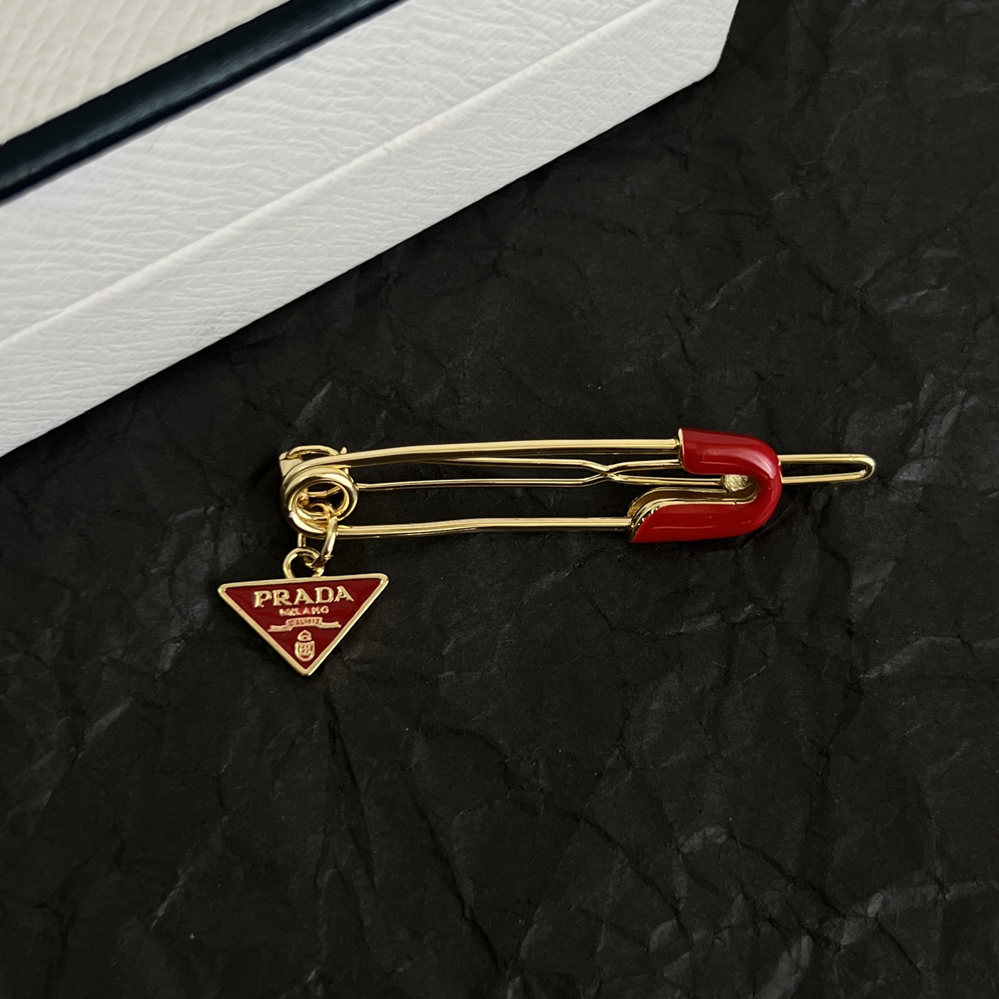】PRADA 普拉达 发夹 爆款新品 精致耐看 华丽登场，整体细节非常令人惊喜，典雅而时尚，突显法式高雅