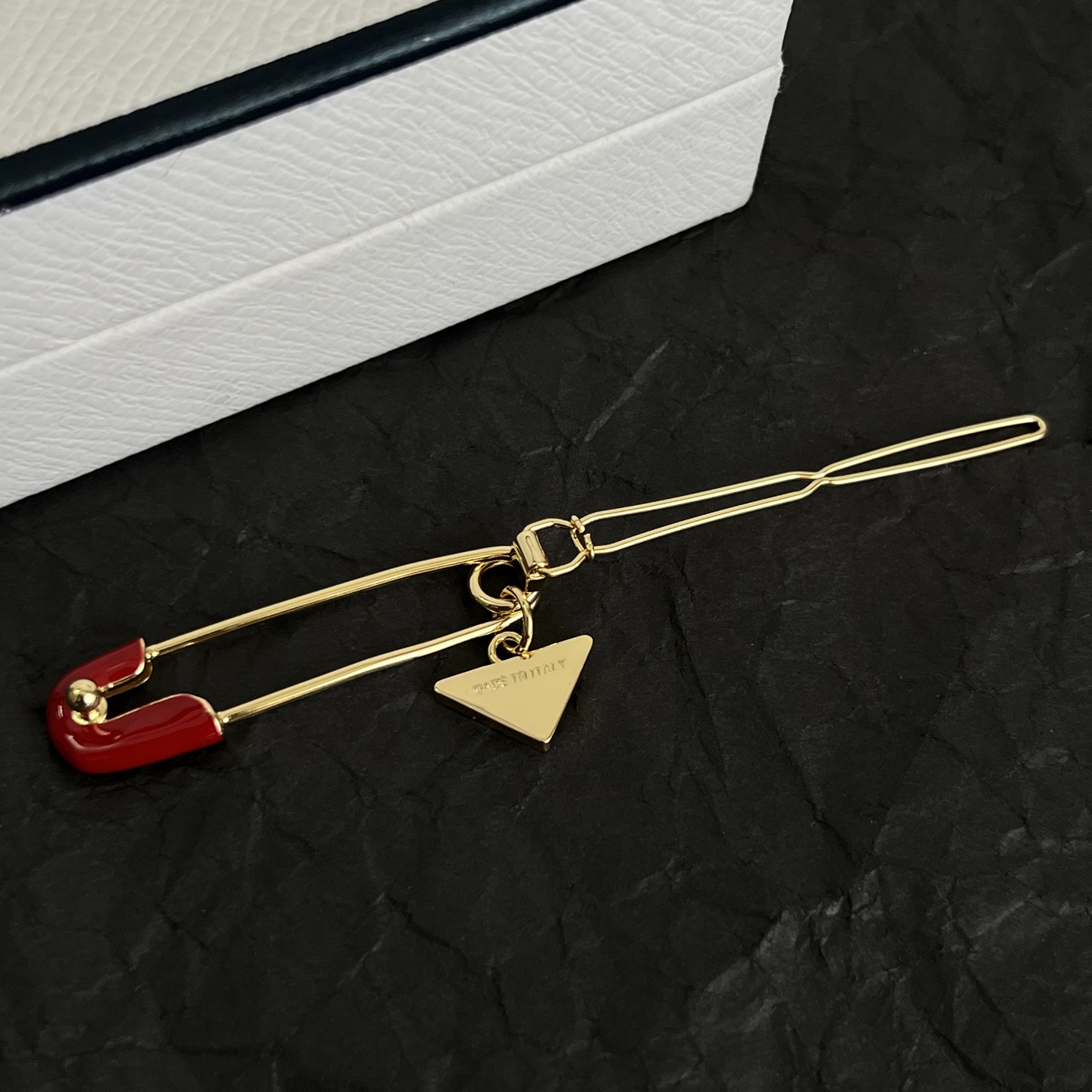 】PRADA 普拉达 发夹 爆款新品 精致耐看 华丽登场，整体细节非常令人惊喜，典雅而时尚，突显法式高雅