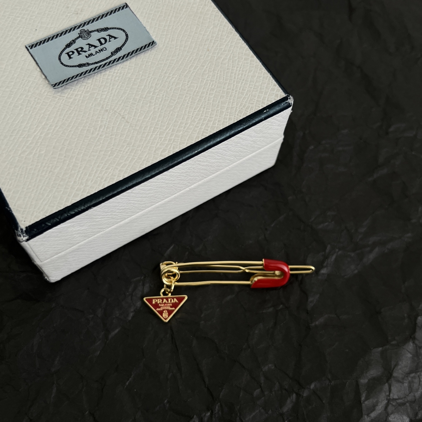 】PRADA 普拉达 发夹 爆款新品 精致耐看 华丽登场，整体细节非常令人惊喜，典雅而时尚，突显法式高雅