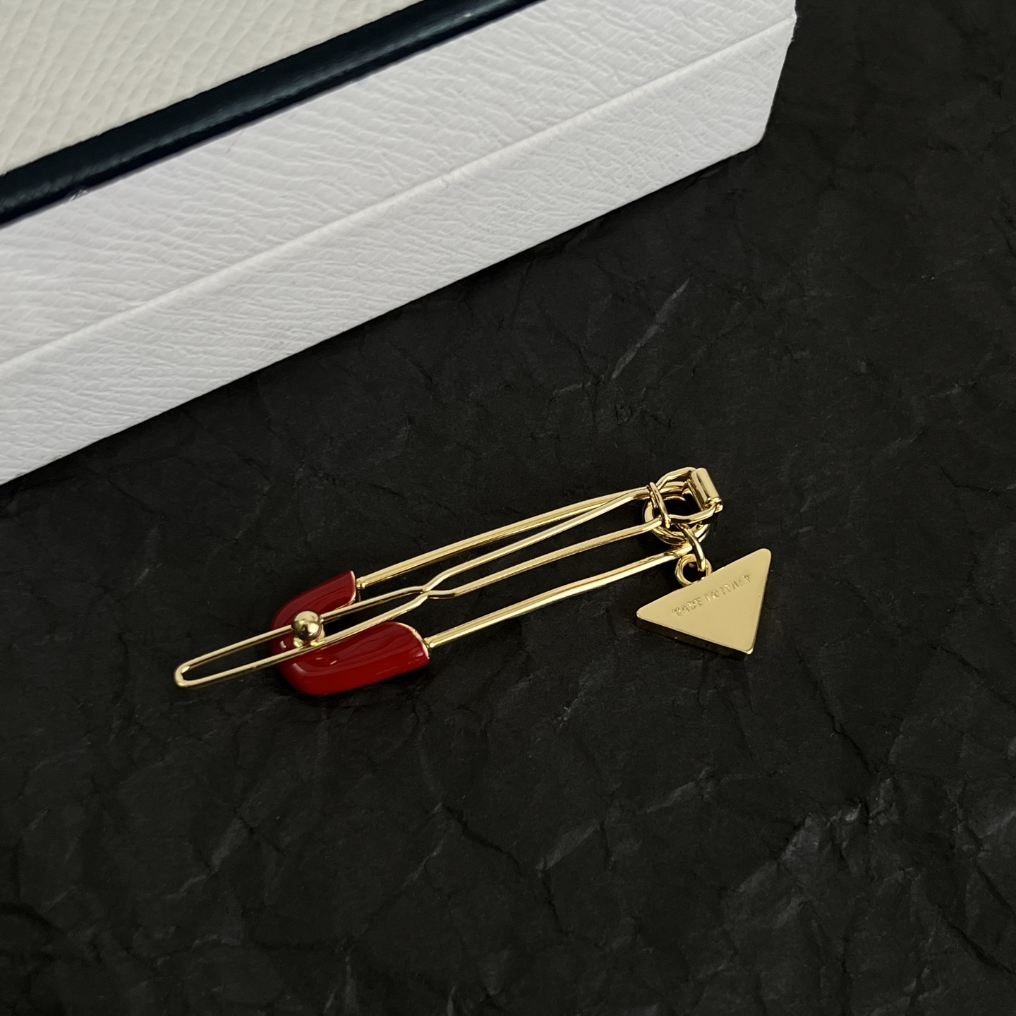 】PRADA 普拉达 发夹 爆款新品 精致耐看 华丽登场，整体细节非常令人惊喜，典雅而时尚，突显法式高雅