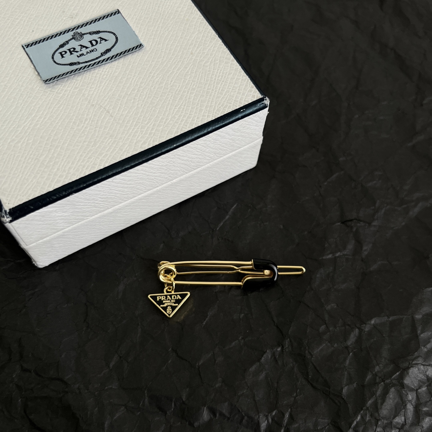 】PRADA 普拉达 发夹 爆款新品 精致耐看 华丽登场，整体细节非常令人惊喜，典雅而时尚，突显法式高雅