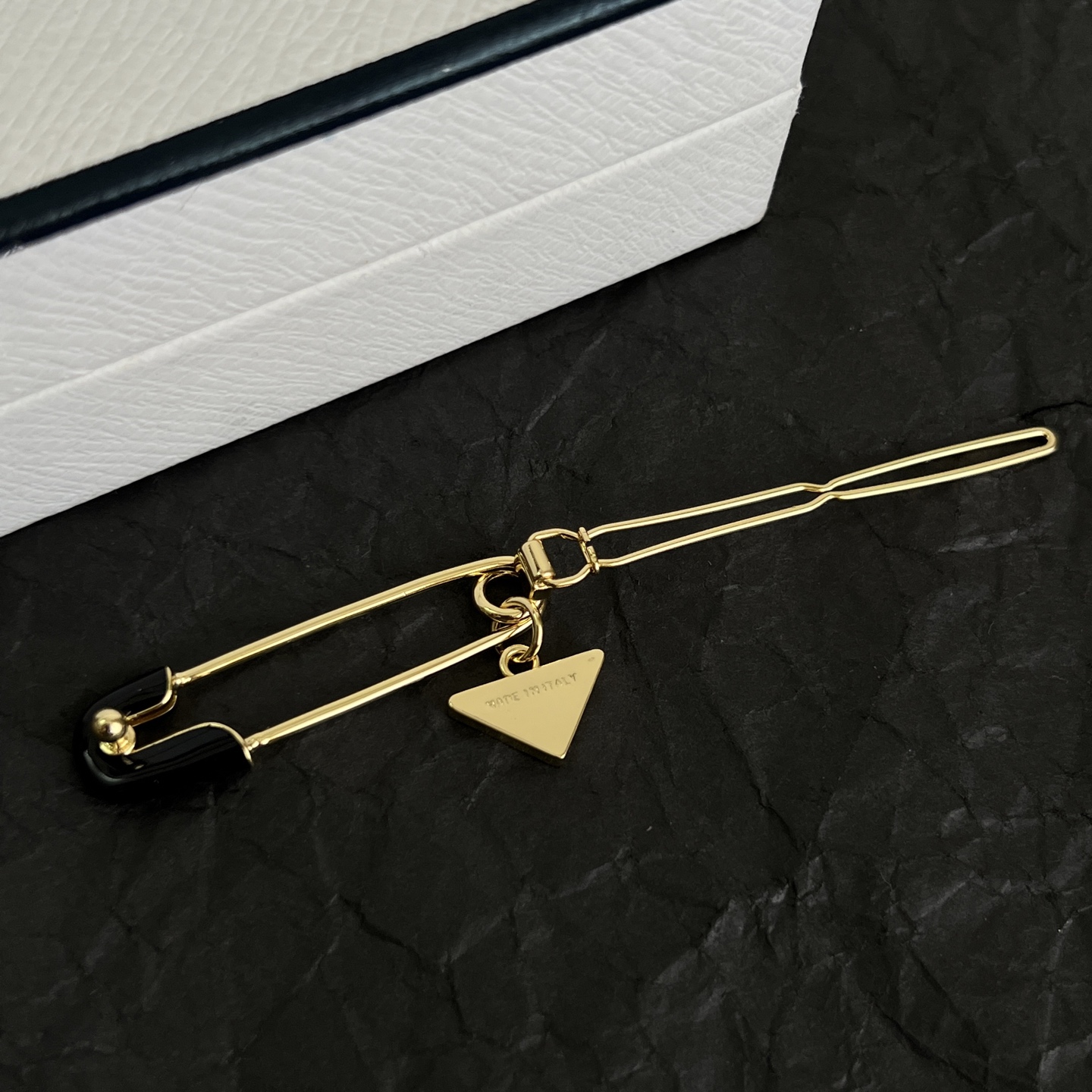 】PRADA 普拉达 发夹 爆款新品 精致耐看 华丽登场，整体细节非常令人惊喜，典雅而时尚，突显法式高雅