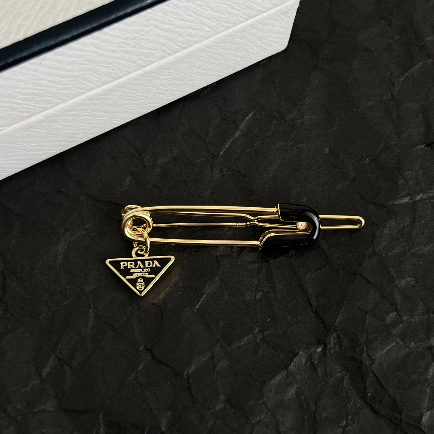 】PRADA 普拉达 发夹 爆款新品 精致耐看 华丽登场，整体细节非常令人惊喜，典雅而时尚，突显法式高雅