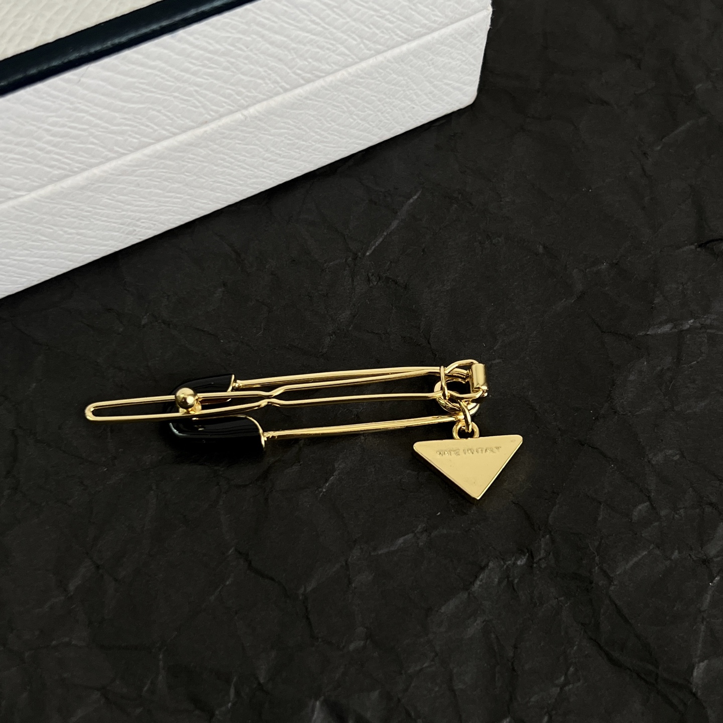 】PRADA 普拉达 发夹 爆款新品 精致耐看 华丽登场，整体细节非常令人惊喜，典雅而时尚，突显法式高雅