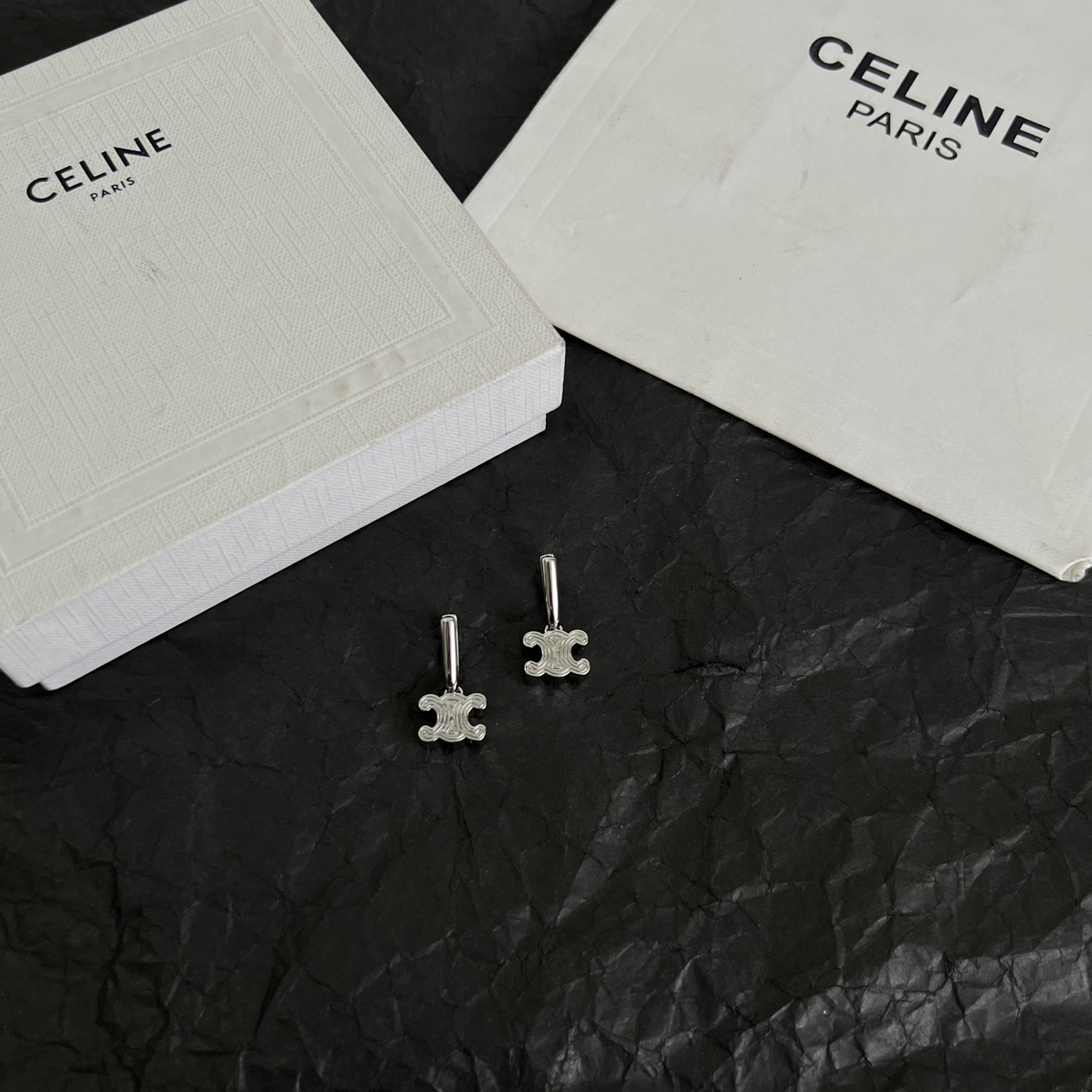 】Celine 赛琳 耳环 一直是简约时尚界的标杆大胆的设计 百看不厌▪️搭配起来更Fashion ✨✨
