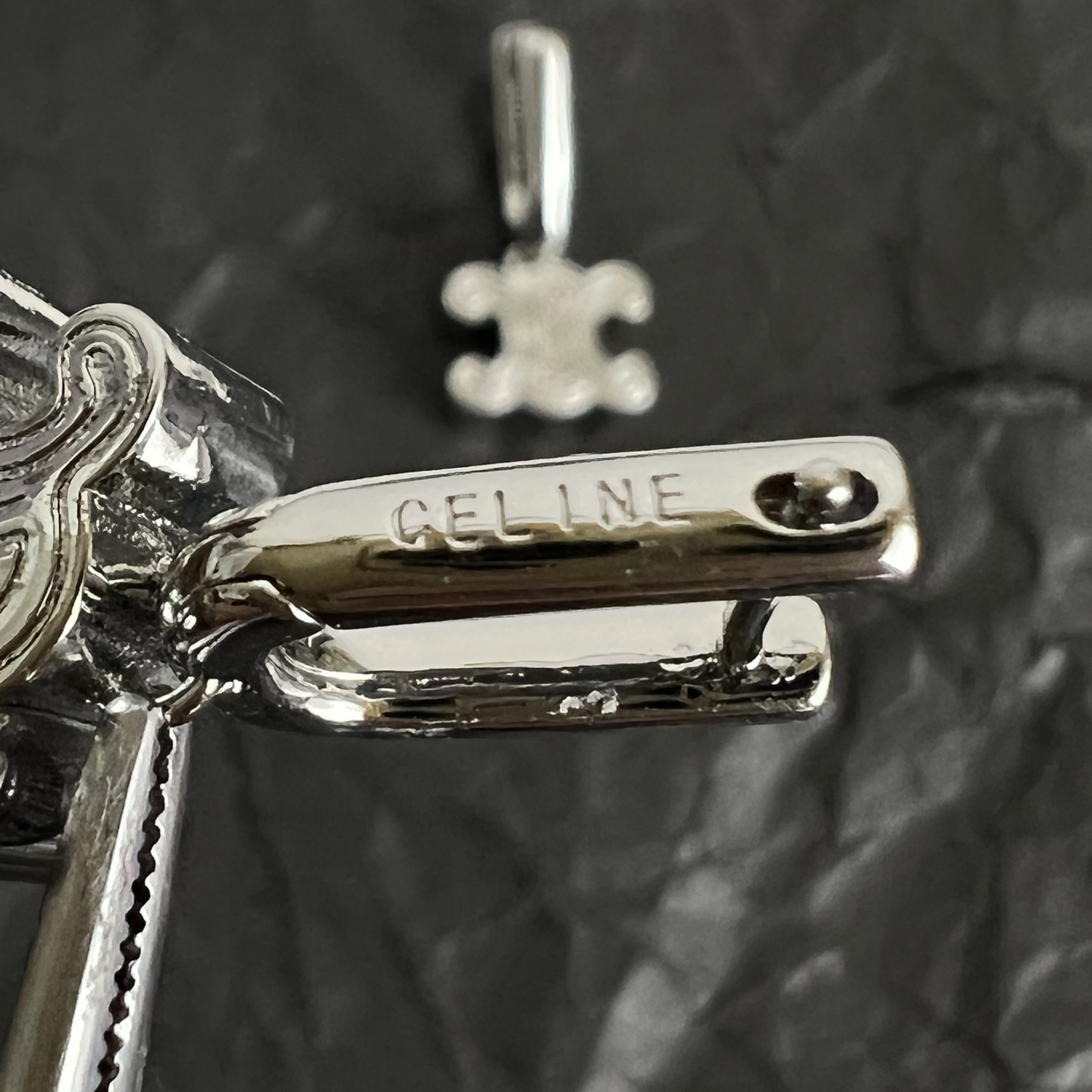 】Celine 赛琳 耳环 一直是简约时尚界的标杆大胆的设计 百看不厌▪️搭配起来更Fashion ✨✨