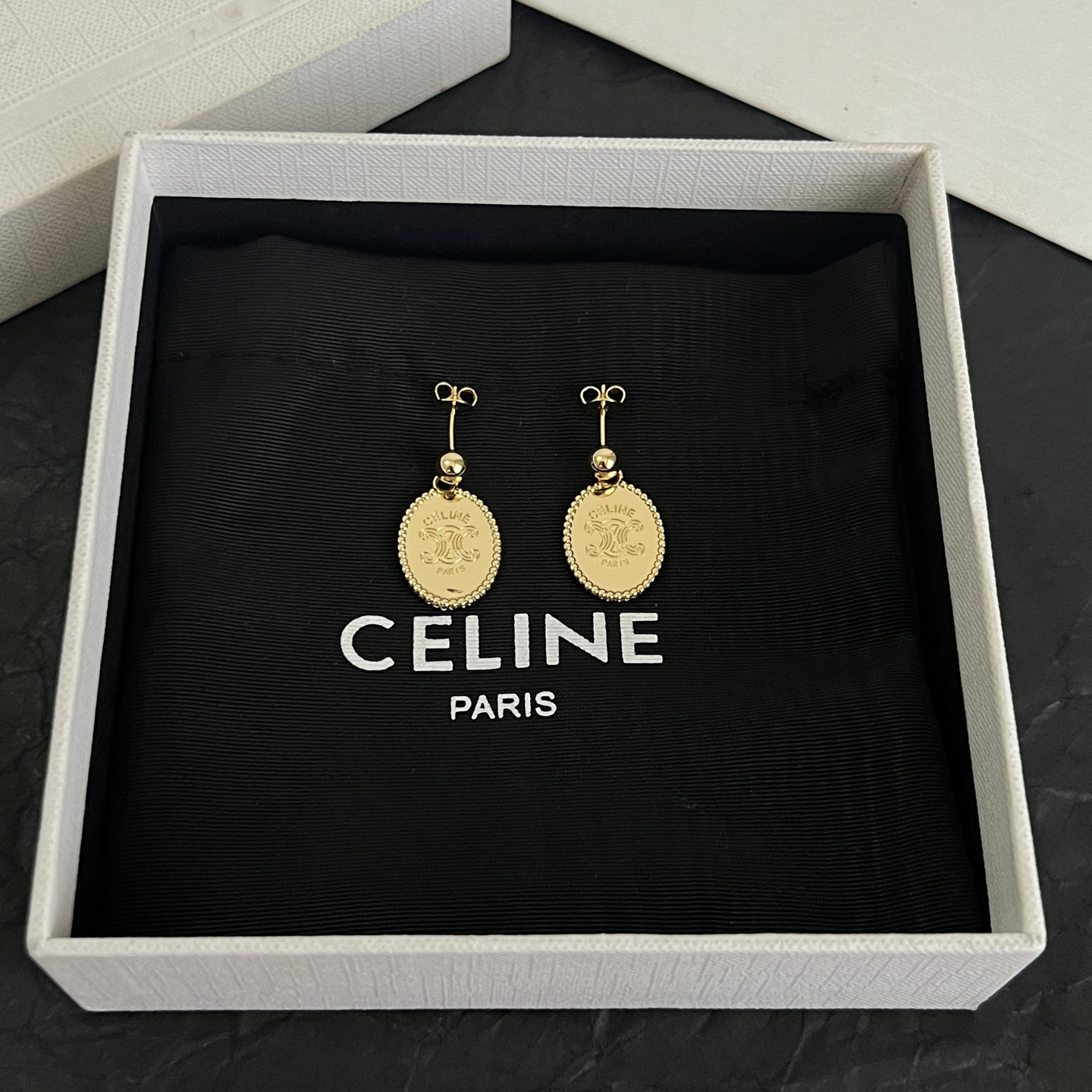 】Celine 赛琳 耳钉 一直是简约时尚界的标杆大胆的设计 百看不厌▪️搭配起来更Fashion ✨✨