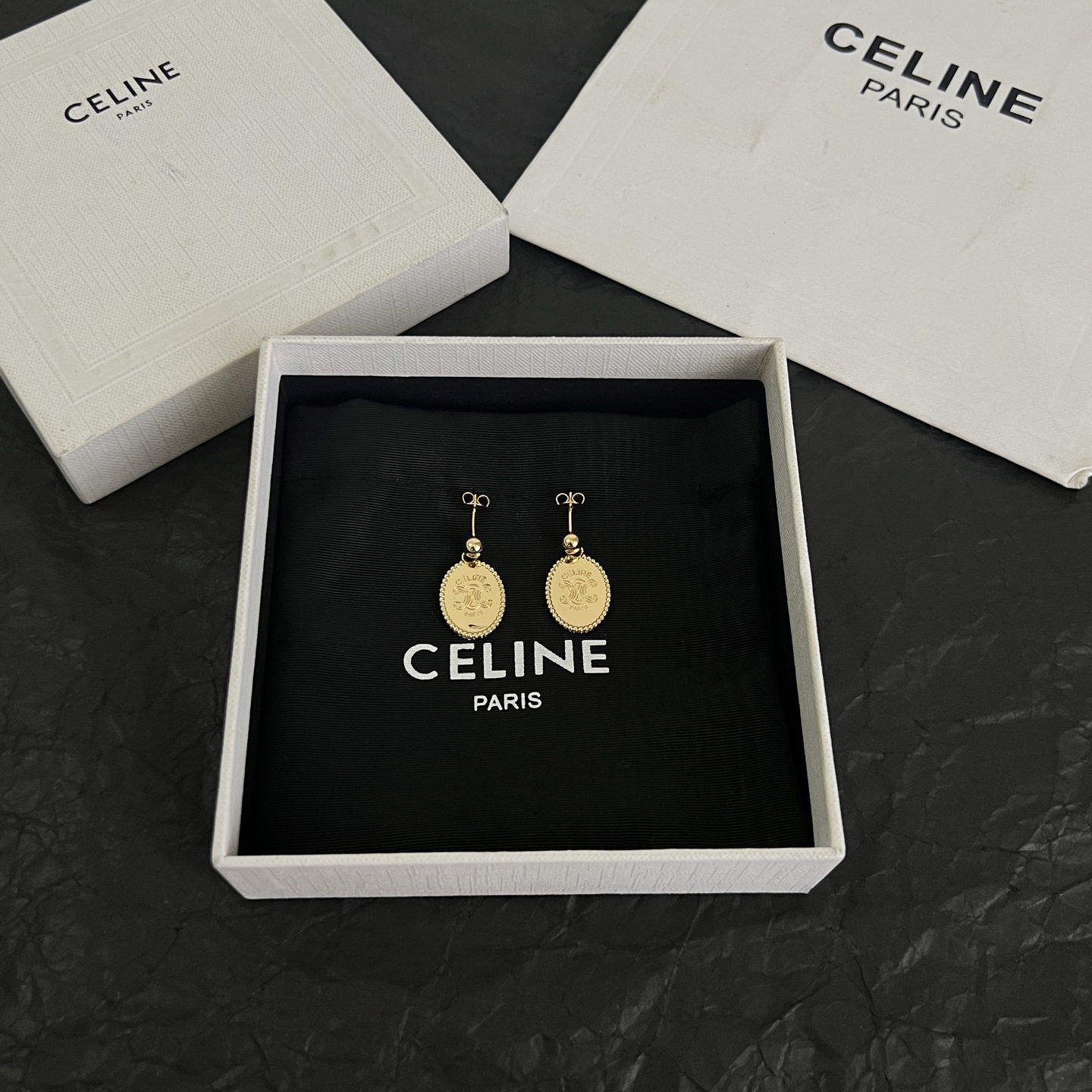 】Celine 赛琳 耳钉 一直是简约时尚界的标杆大胆的设计 百看不厌▪️搭配起来更Fashion ✨✨