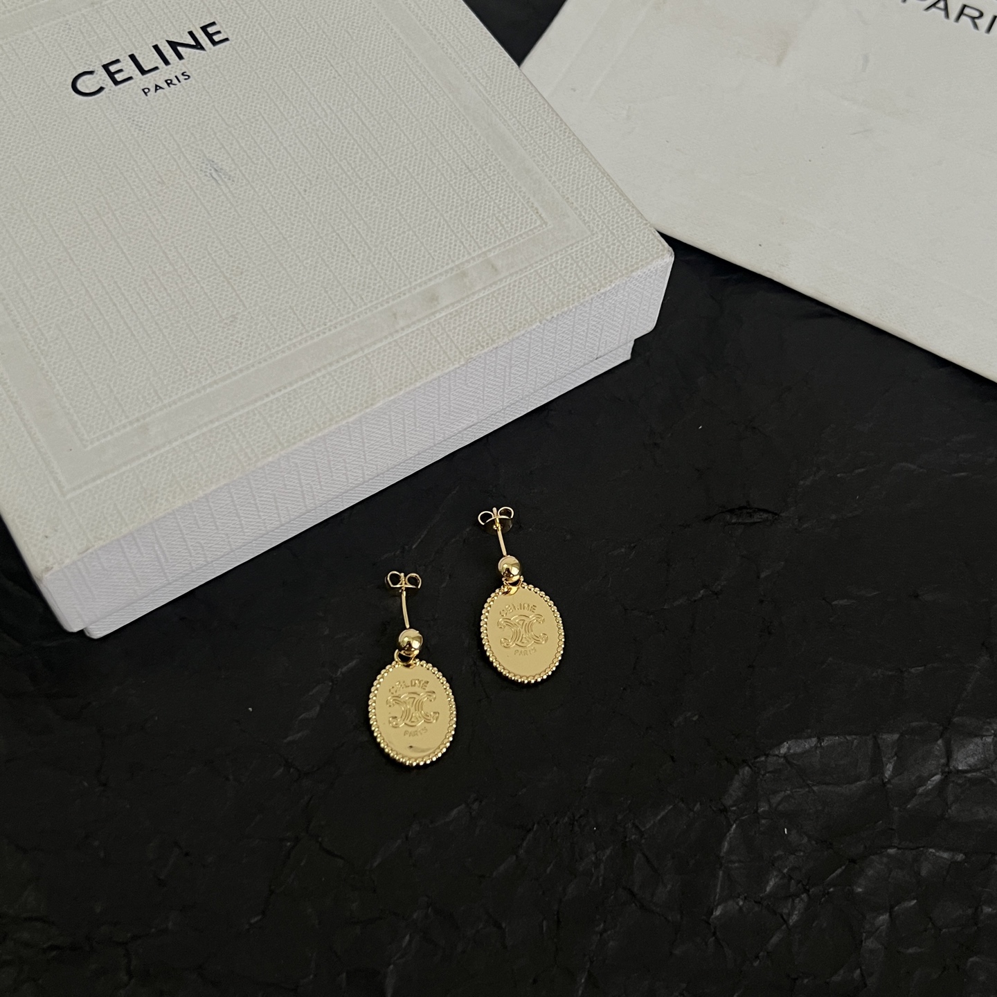 】Celine 赛琳 耳钉 一直是简约时尚界的标杆大胆的设计 百看不厌▪️搭配起来更Fashion ✨✨