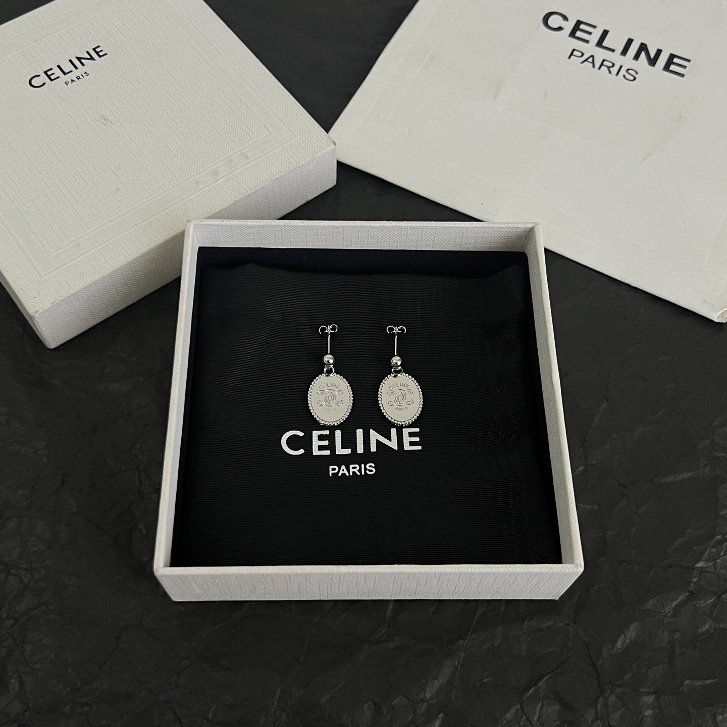 】Celine 赛琳 耳钉 一直是简约时尚界的标杆大胆的设计 百看不厌▪️搭配起来更Fashion ✨✨