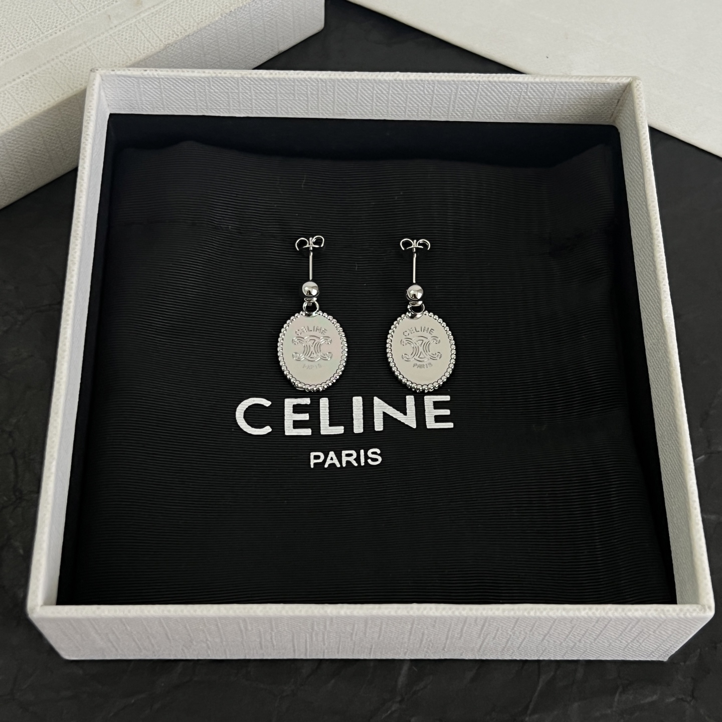 】Celine 赛琳 耳钉 一直是简约时尚界的标杆大胆的设计 百看不厌▪️搭配起来更Fashion ✨✨