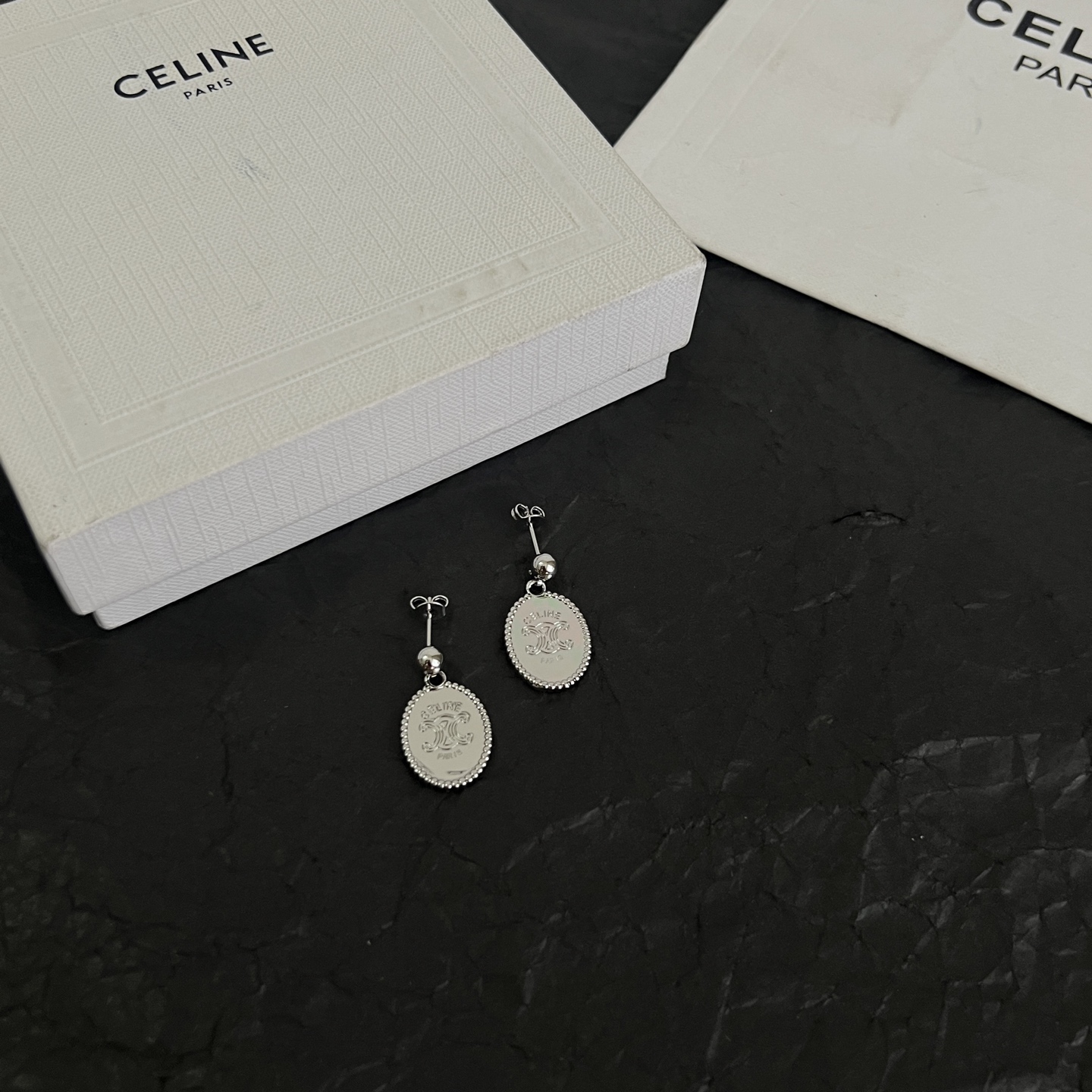 】Celine 赛琳 耳钉 一直是简约时尚界的标杆大胆的设计 百看不厌▪️搭配起来更Fashion ✨✨