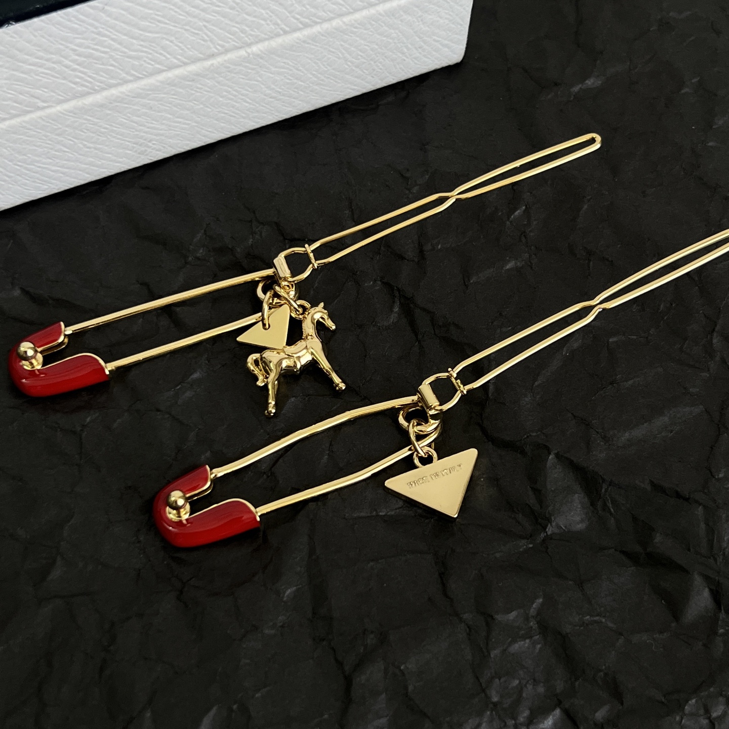 】一对 PRADA 普拉达 发夹 爆款新品 精致耐看 华丽登场，整体细节非常令人惊喜，典雅而时尚，突显法式高雅气息