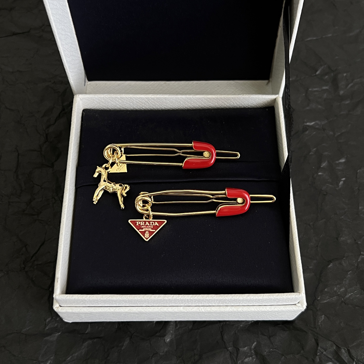 】一对 PRADA 普拉达 发夹 爆款新品 精致耐看 华丽登场，整体细节非常令人惊喜，典雅而时尚，突显法式高雅气息