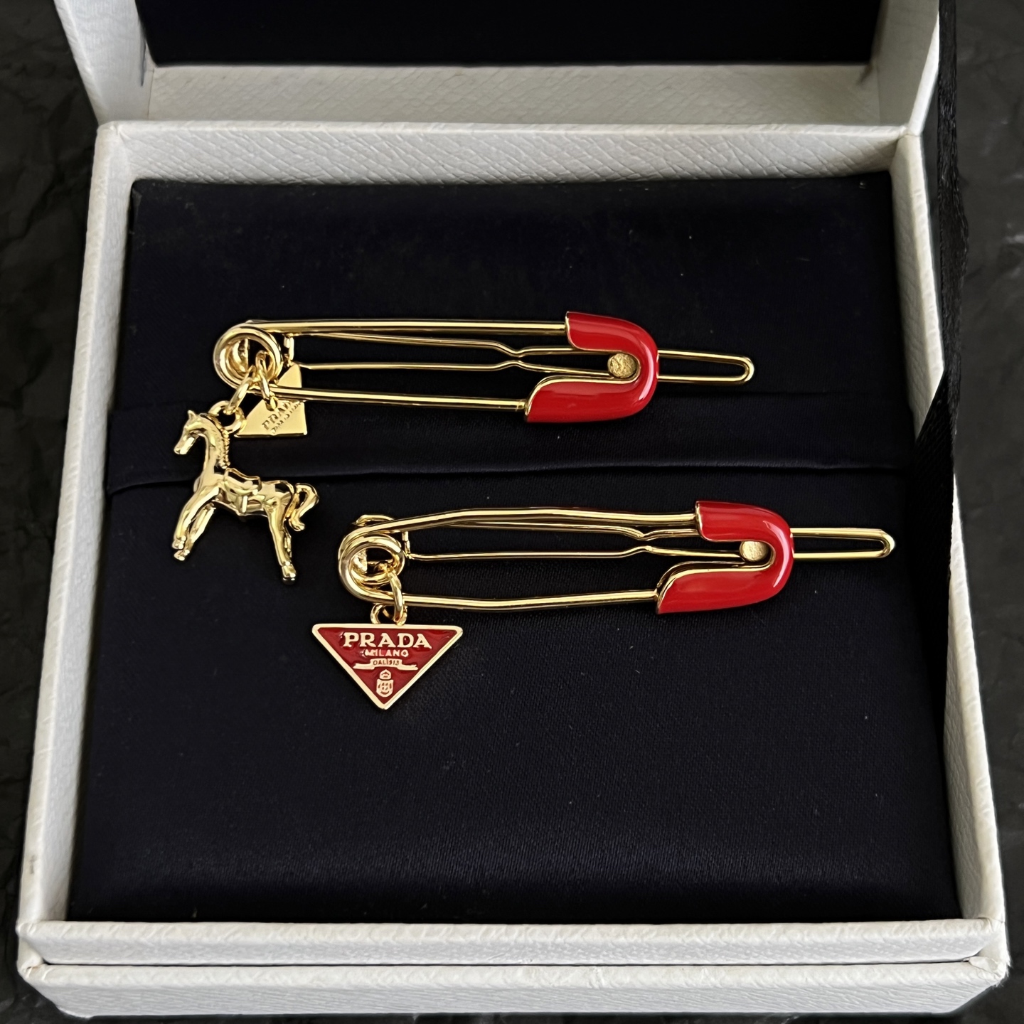 】一对 PRADA 普拉达 发夹 爆款新品 精致耐看 华丽登场，整体细节非常令人惊喜，典雅而时尚，突显法式高雅气息