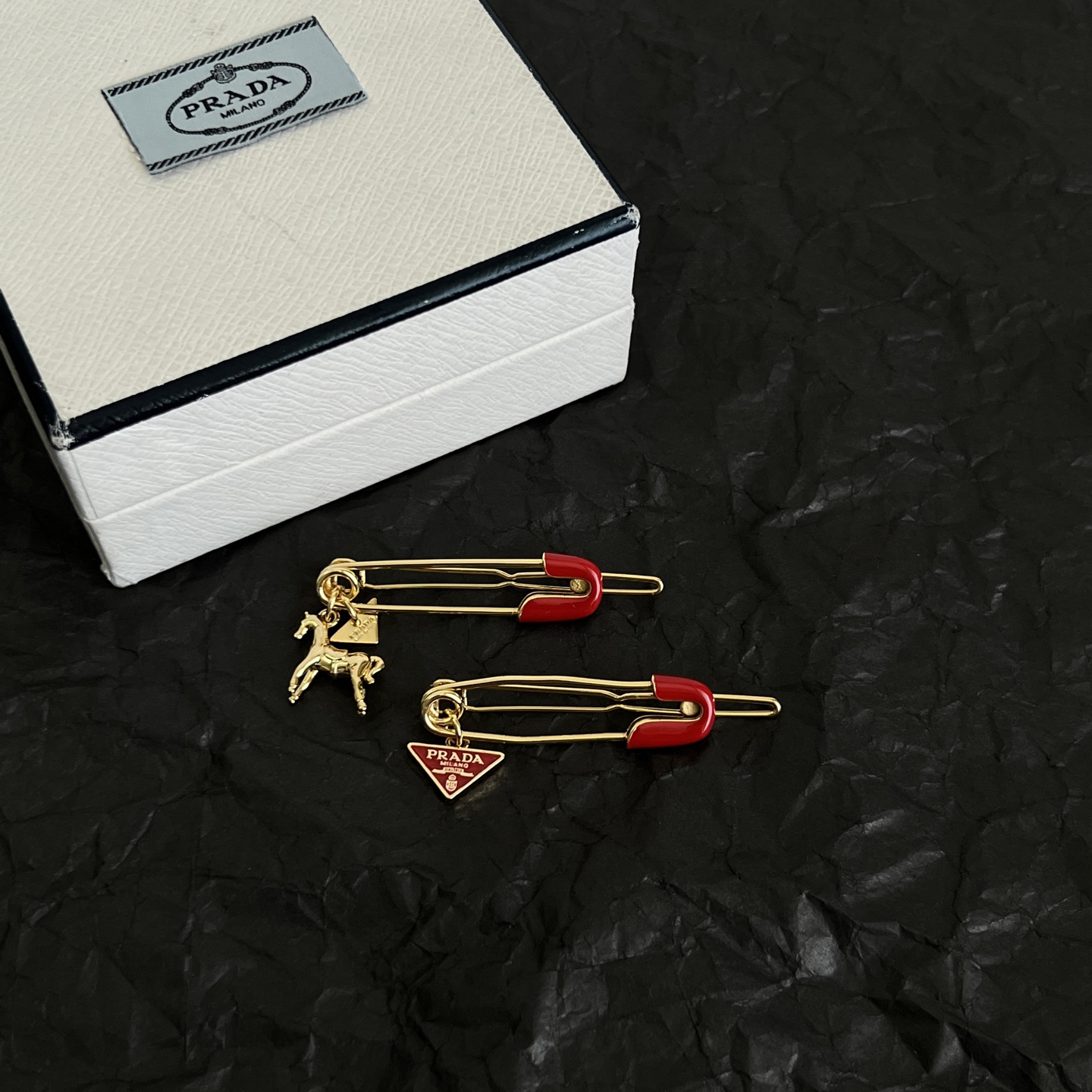 】一对 PRADA 普拉达 发夹 爆款新品 精致耐看 华丽登场，整体细节非常令人惊喜，典雅而时尚，突显法式高雅气息