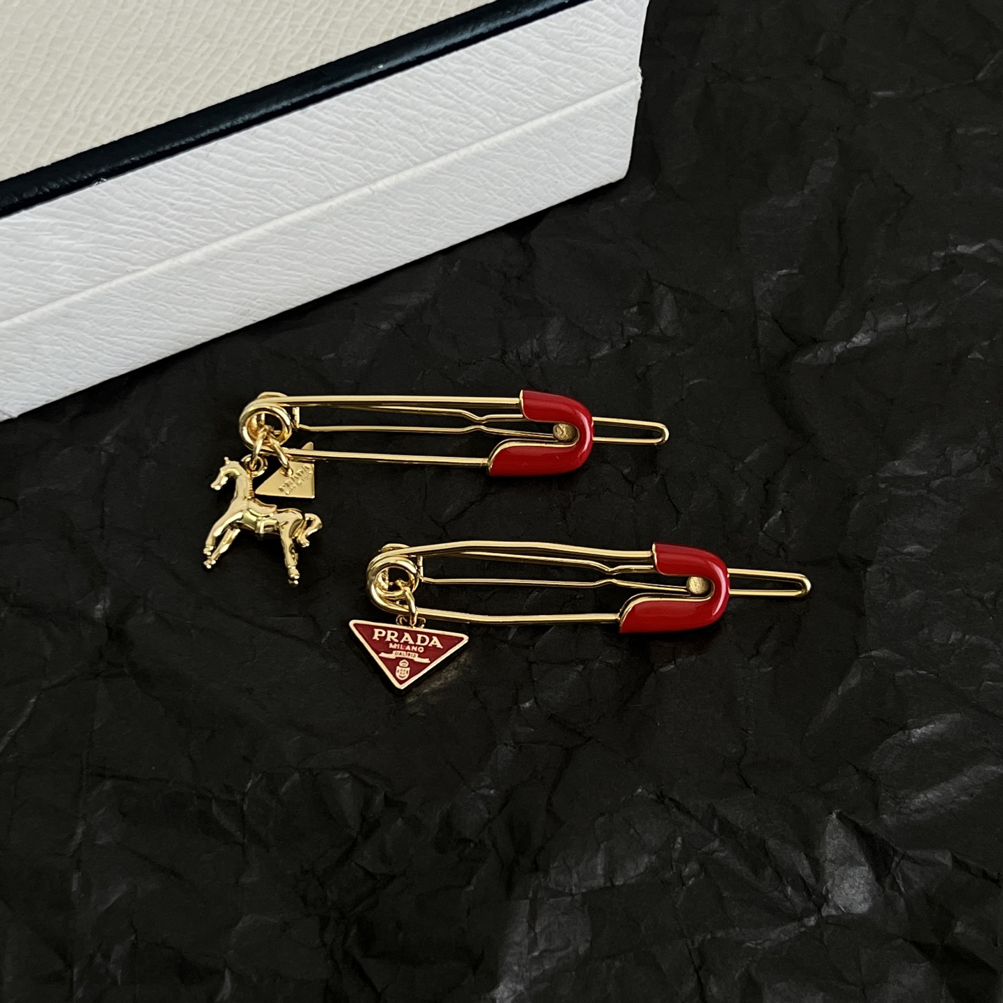 】一对 PRADA 普拉达 发夹 爆款新品 精致耐看 华丽登场，整体细节非常令人惊喜，典雅而时尚，突显法式高雅气息