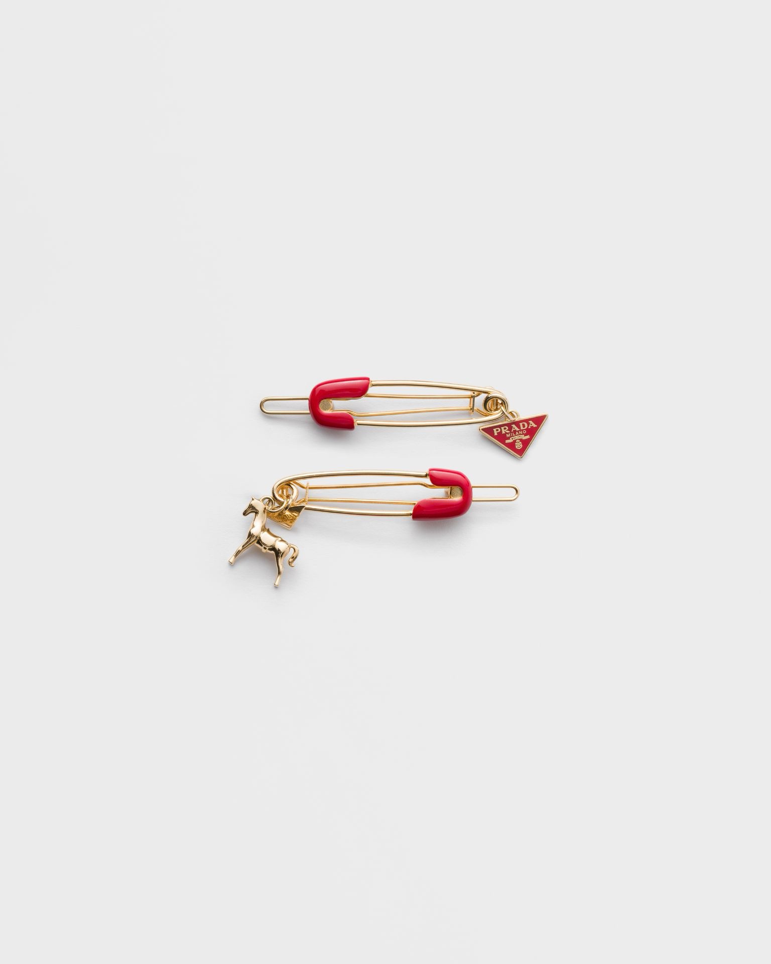 】一对 PRADA 普拉达 发夹 爆款新品 精致耐看 华丽登场，整体细节非常令人惊喜，典雅而时尚，突显法式高雅气息