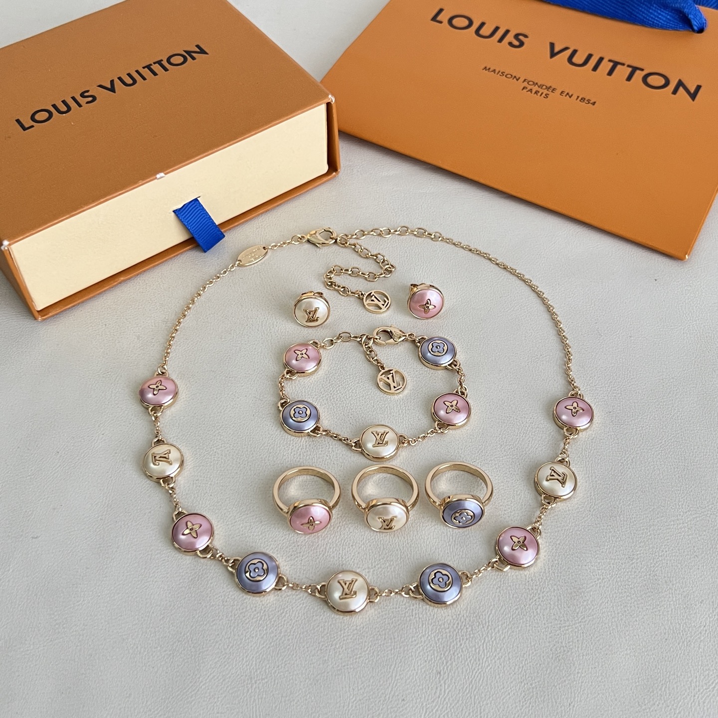 】3只一套，只有7码 新款原单货 LV 戒指🔹🔹Louis Vuitton 路易威登 戒指🔹专柜一致材质 火爆款出货 设