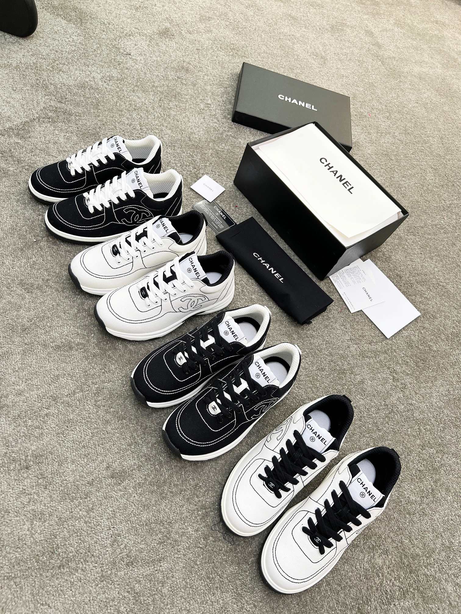 p290 Chanel Las nuevas zapatillas casual de Chanel, colores súper hermosos, muy versátiles, súper cómodas, llenas de fr…