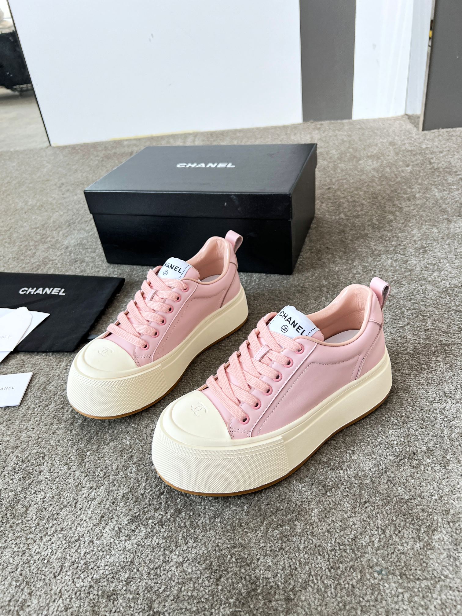 p290 Superficie de cuero de suela gruesa CHAN*L Zapatos con punta grande de nuevo estilo de principios de primavera Nue…