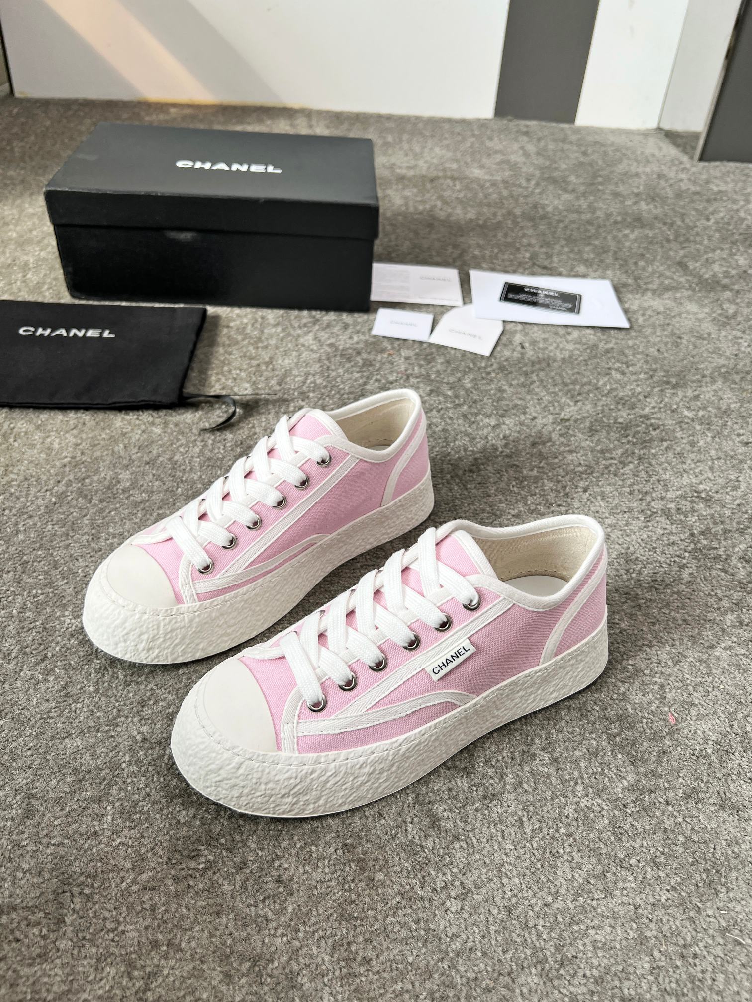 NO:276410,【CHANEL】Women's size: 35-40 (40 sizes are not returned or replaced) Chanel Chanel - 2025 early spring new style. The ancient casual shoes are so stylish. Retro coco women's shoes. They have always been extremely popular. This tribute to the classic series!  It looks so good~ a must-have fashion item for trendy people!  Upper: ZP high-density weaving canvas Inner:,, cowhide latex footbeds Sole: Private mold Tpu rubber outsole Beige, black, pink,,, chanel, chanel, cowhide19860909【CHANEL】女款码数:35-40（40码不退不换） Chanel香奈儿——2025早春新款 中古休闲鞋太有范儿了 复古coco女鞋.一直以来异常的盛行. 这款致敬经典系列！ 上脚超好看～潮人必备时尚单品！ 鞋面:ZP高密度织法帆布 内里:,,牛皮乳胶垫脚 底材:私模Tpu橡胶大底 米白色,黑色,粉色,,,chanel,chanel,cowhide,Men's shoes