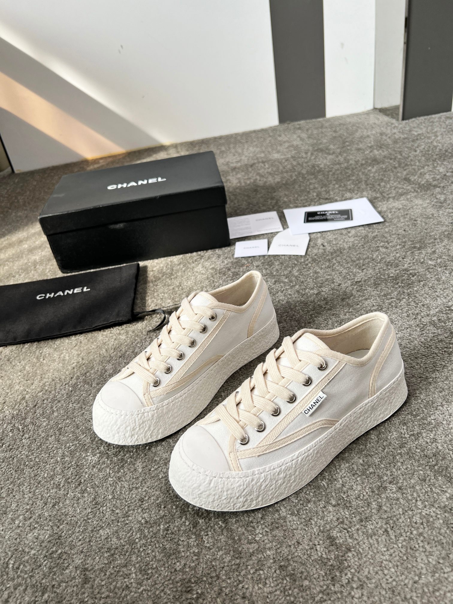 NO:446365,Chane.Vintage 2025 early spring new style, the ancient casual shoes are so stylish, retro coco women's shoes. They have always been extremely popular. This tribute to the classic series!  It looks so good~ a must-have fashion item for trendy people!  Upper: ZP high-density weaving canvas Inner:,, cowhide latex footbeds Sole: Private mold rubber outsole Size 35-40 (40 customized without return) Off-white, black, pink, casual shoes/sports shoes, chanel, sneakers, cowhide19860909Chane.Vintage 2025早春新款 中古休闲鞋太有范儿了 复古coco女鞋.一直以来异常的盛行. 这款致敬经典系列！ 上脚超好看～潮人必备时尚单品！ 鞋面:ZP高密度织法帆布 内里:,,牛皮乳胶垫脚 底材:私模橡胶大底 码数35-40（40定做不退换）米白色,黑色,粉色,,休闲鞋/运动鞋,chanel,sneakers,cowhide,Women's Shoes