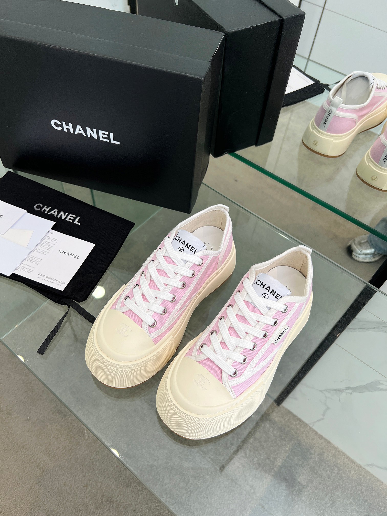 NO:446347,Chane.Vintage 2025 early spring new style, the ancient casual shoes are so stylish, retro coco women's shoes. They have always been extremely popular. This tribute to the classic series!  It looks so good~ a must-have fashion item for trendy people!  Upper: ZP high-density weaving canvas Inner:,, cowhide latex footbeds Sole: Private mold Tpu rubber outsole Size 35-40 (40 customized without return) Off-white, black, pink, casual shoes/sports shoes, chanel, sneakers, cowhide19860909Chane.Vintage 2025早春新款 中古休闲鞋太有范儿了 复古coco女鞋.一直以来异常的盛行. 这款致敬经典系列！ 上脚超好看～潮人必备时尚单品！ 鞋面:ZP高密度织法帆布 内里:,,牛皮乳胶垫脚 底材:私模Tpu橡胶大底 码数35-40（40定做不退换）米白色,黑色,粉色,,休闲鞋/运动鞋,chanel,sneakers,cowhide,Women's Shoes