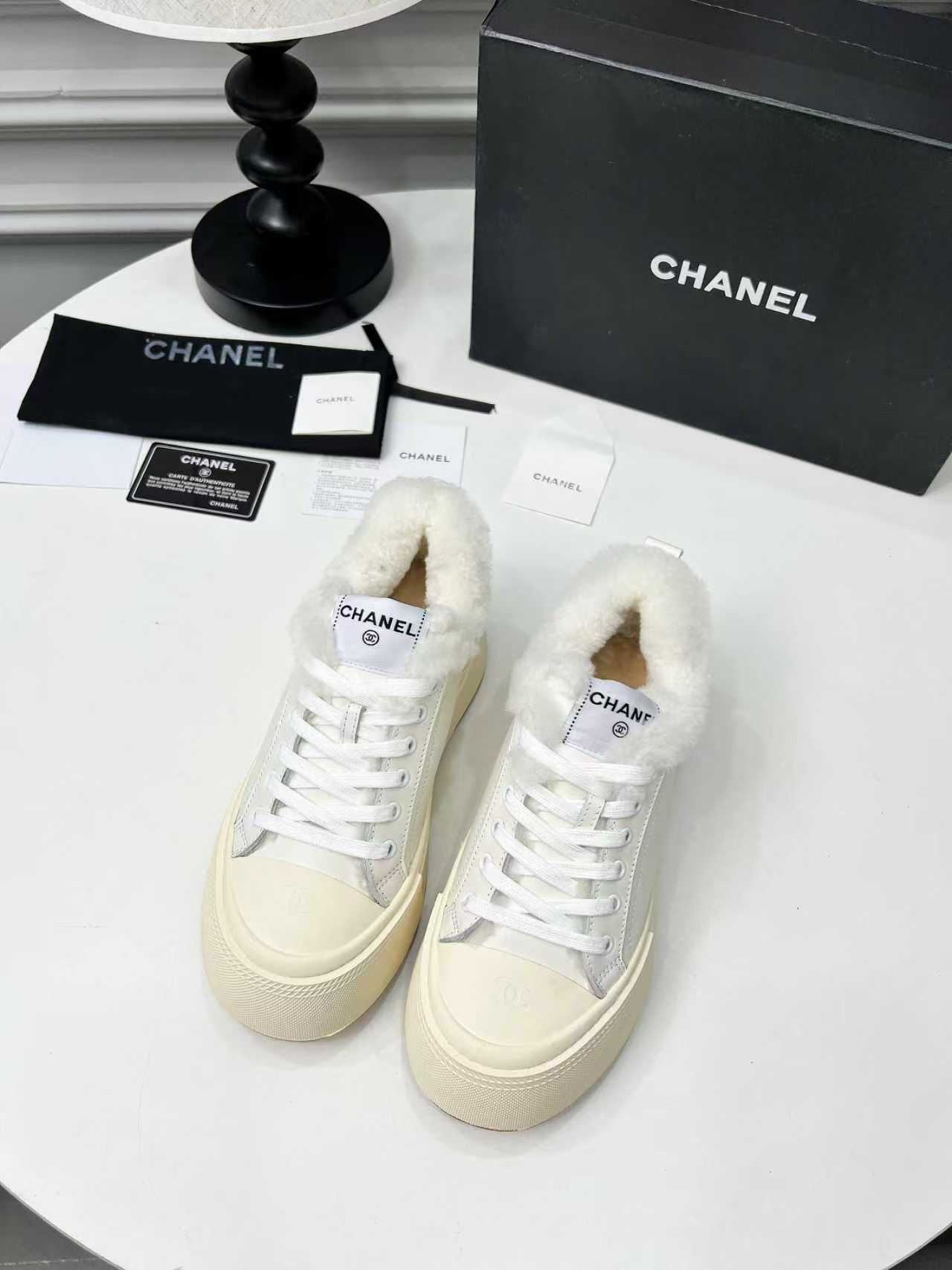 NO:463860,Thick-soled leather CHAN*L New winter style plus king hot-shot big-toe shoes Xiaoxiang C home new lace-up casual shoes Board shoes Sports shoes Popular items that are super good-looking when you take pictures online celebrity show pictures one after another must-have for this season Cool and cute toe shoes plus three-dimensional relief double C logo Too heart-warming, wrinkled cow paint combination is eye-catching, the high-end feeling in casual comes to the face, the classic design and metal round deduction points are particularly eye-catching, flat-soled design, unusual comfort, daily matching, go out, must-have artifact for coolness, whoever buys, who is beautiful first, babies, quick-fighting duck 34-41, casual shoes/sports shoes, chanel, chanel, sneakers19860909厚底皮面 CHAN*L 冬季新款加毛王炸爆款大头鞋 小香C家新款系带休闲鞋 板鞋 运动鞋  随手拍都超好看的热门单品 网红秀图一波接一波本季必入款 酷帅呆萌的鞋头加上立体浮雕双C Logo 太心水啦 皱牛漆的搭配令人眼前一亮 休闲中的高大上感扑面而来 经典款的设计加上金属圆扣分外抢眼 平底设计 异常舒适 日常搭配 出街 扮酷必备神器 谁买谁先美 宝宝们 快冲鸭 34-41,休闲鞋/运动鞋,chanel,chanel,sneakers,Women's Shoes