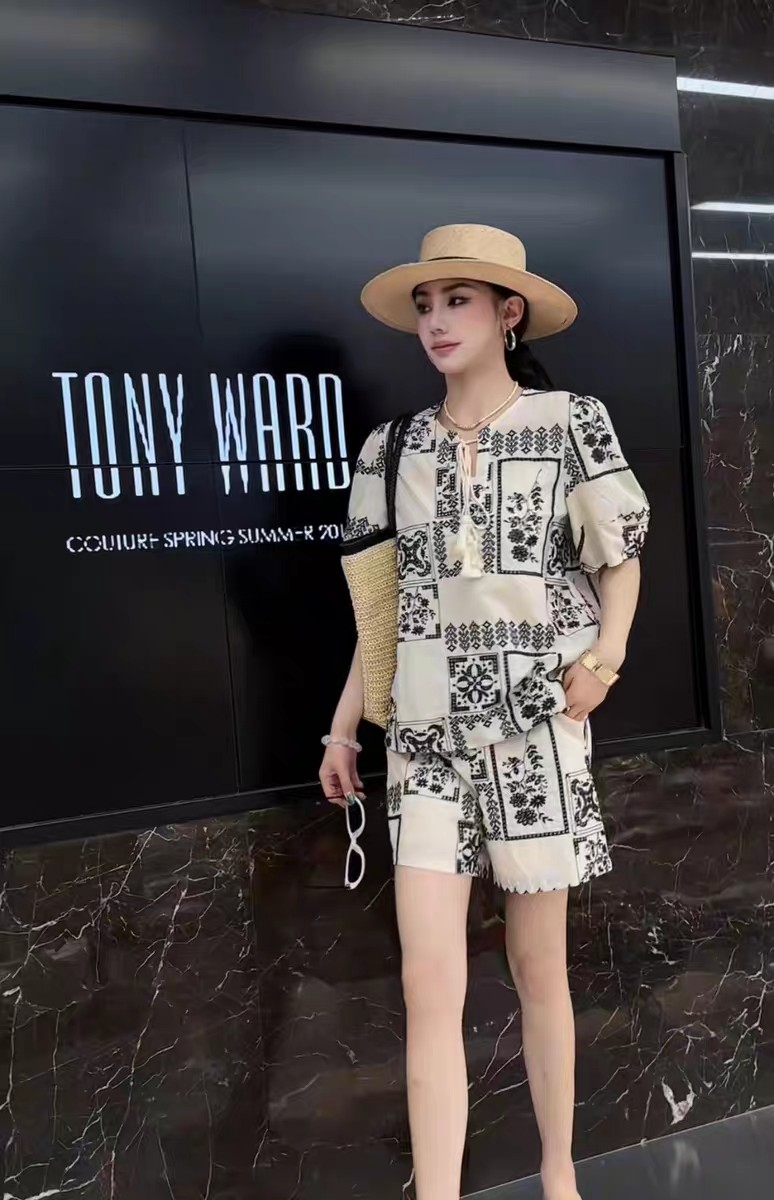 High-Quality Female Suit with Embroidery and Multiple Sizes for Fashionable Heroes - 图片 1