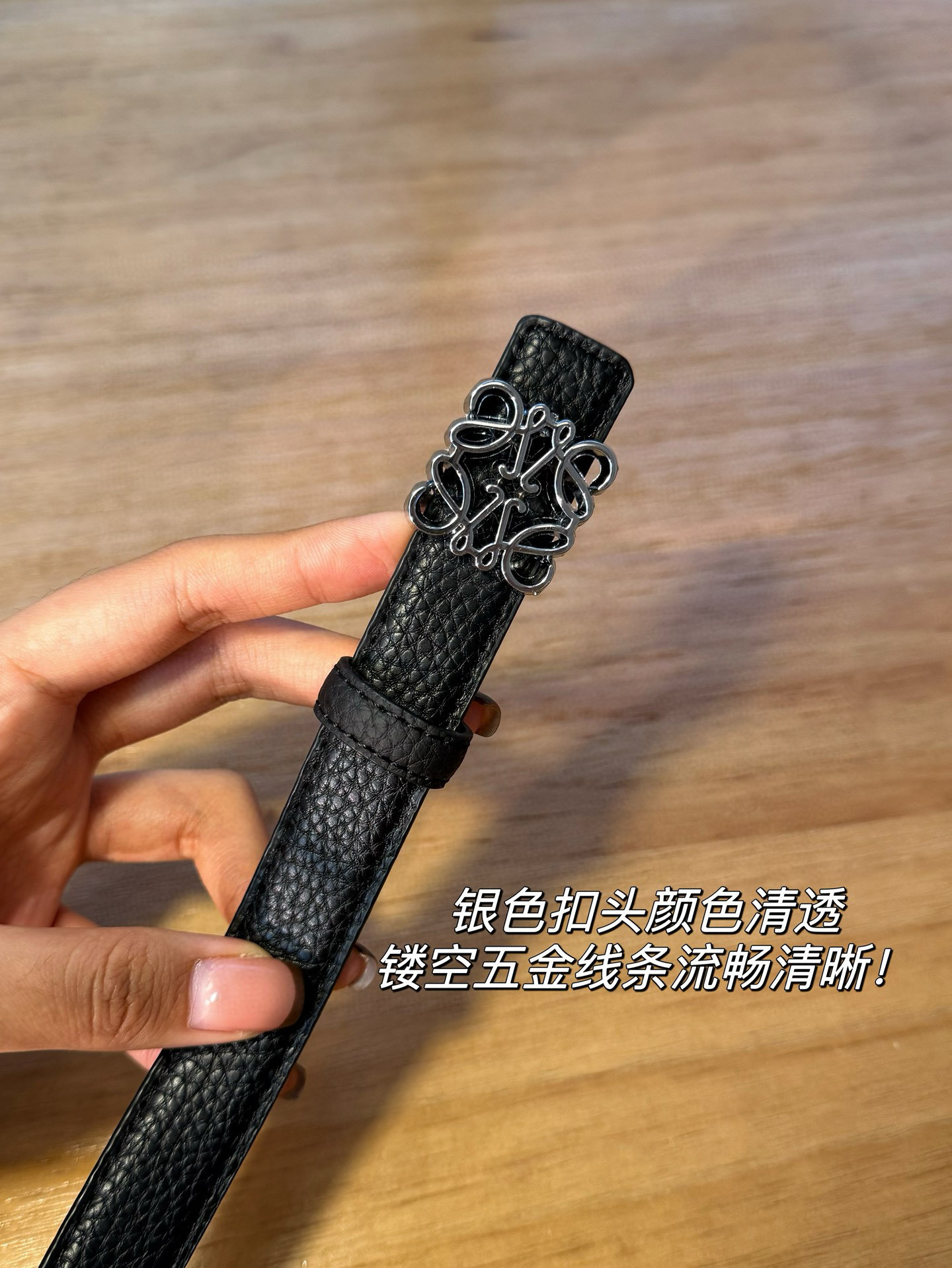 配有可替换的两个腰带头和腰带扣 5