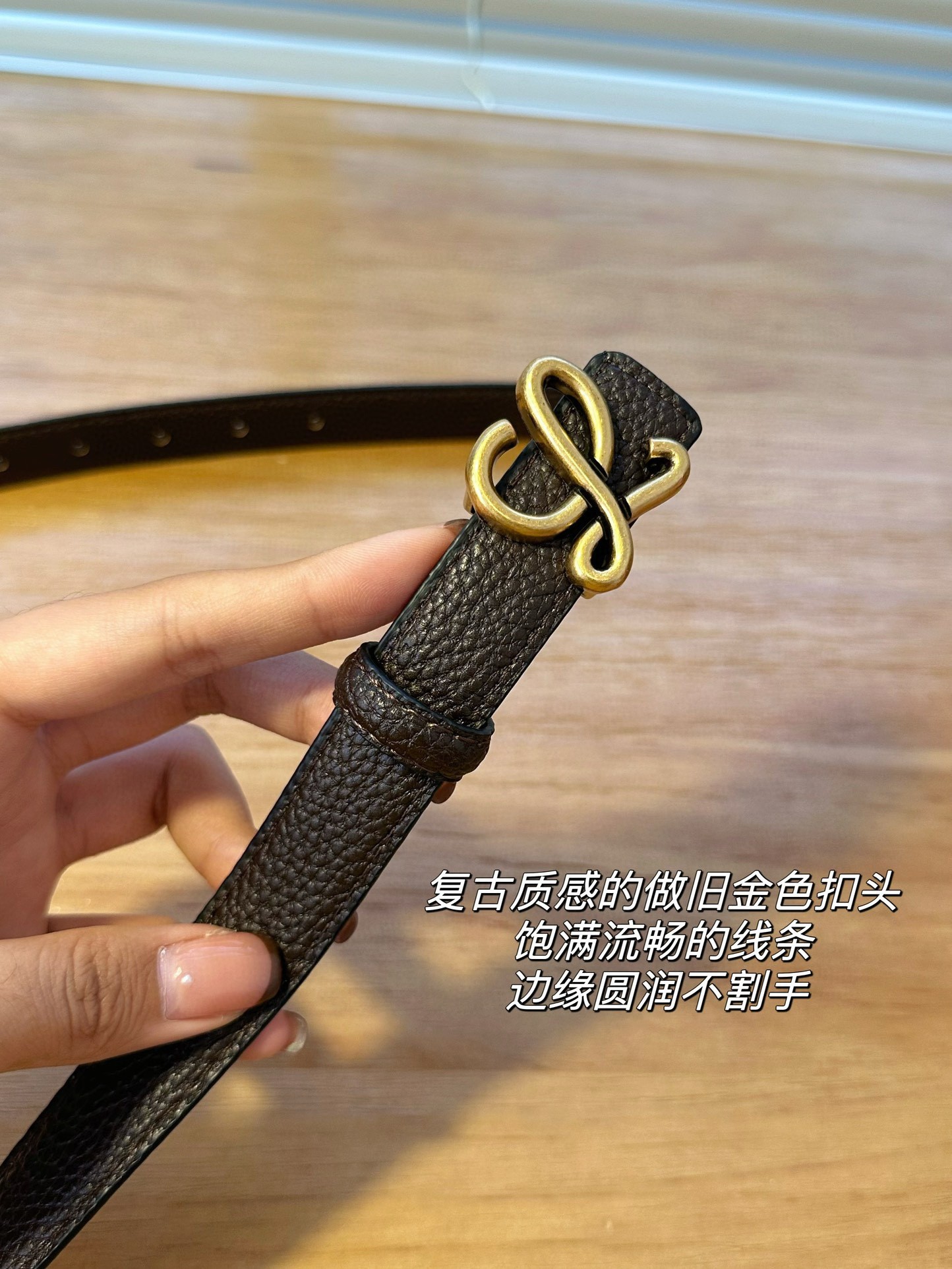 配有可替换的两个腰带头和腰带扣 4