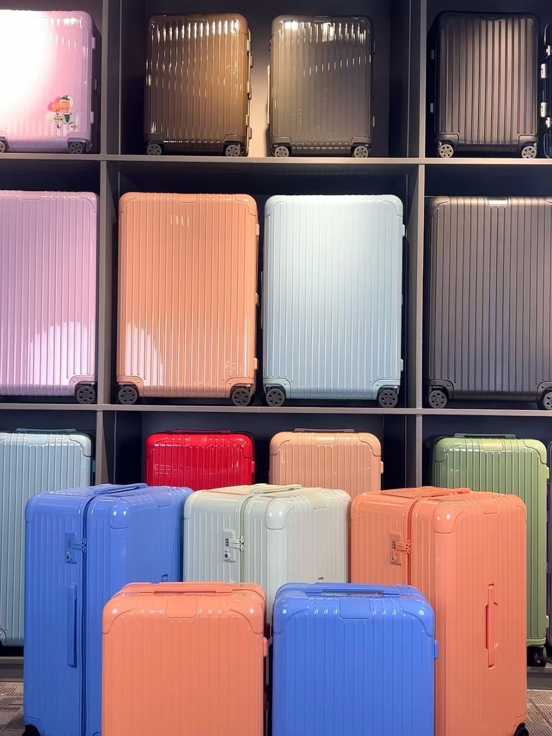 RIMOWA Essential Cabin Luggage - Lightweight & Durable Travel Companion 4 i1716943178 7078 3