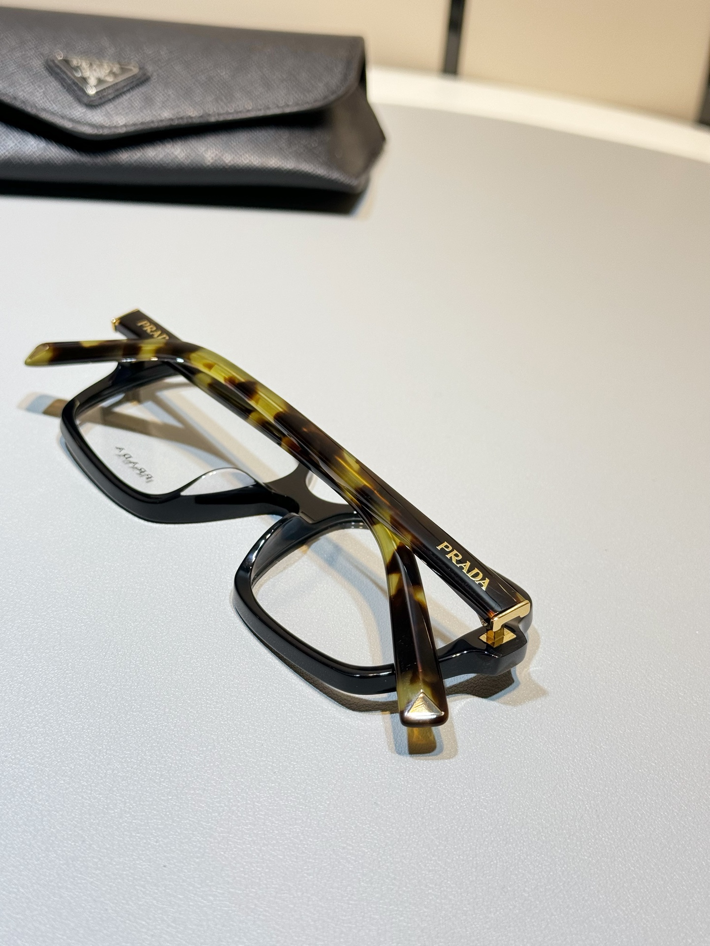 Prada Black frame tortoise shell legs