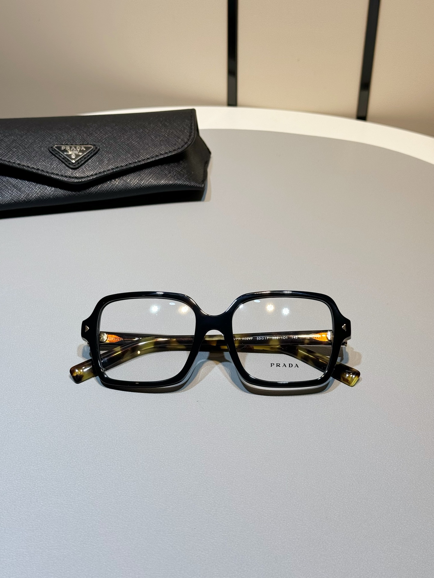 Prada Black frame tortoise shell legs