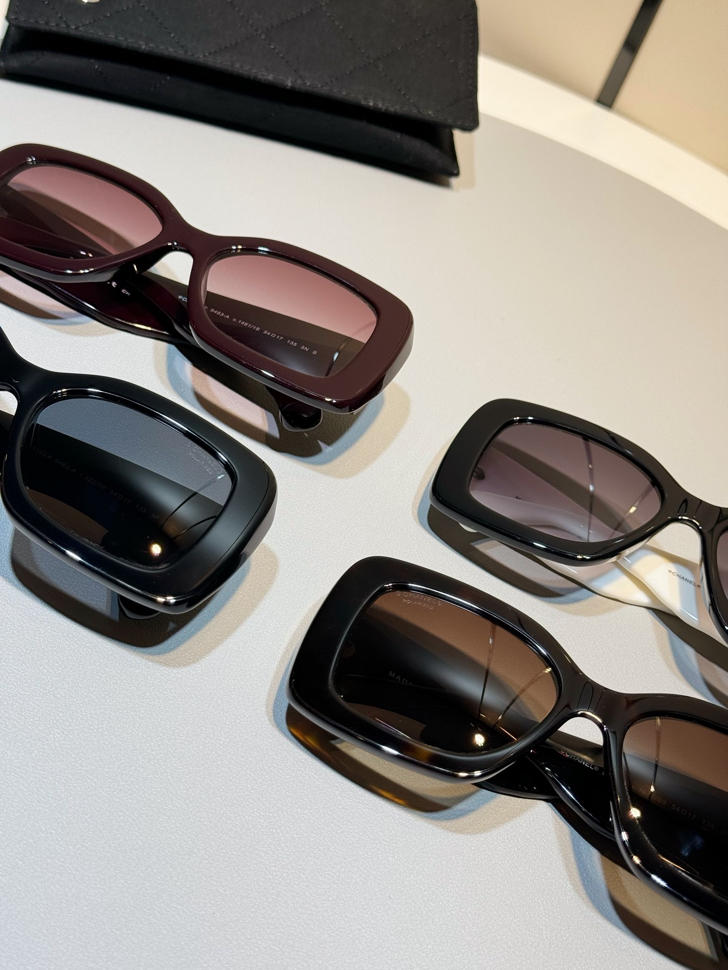 Authentic mouse CHANEL Chanel 5483-A series, diamond pattern three-dimensional double C logo temples. Each temple has independent laser coding to