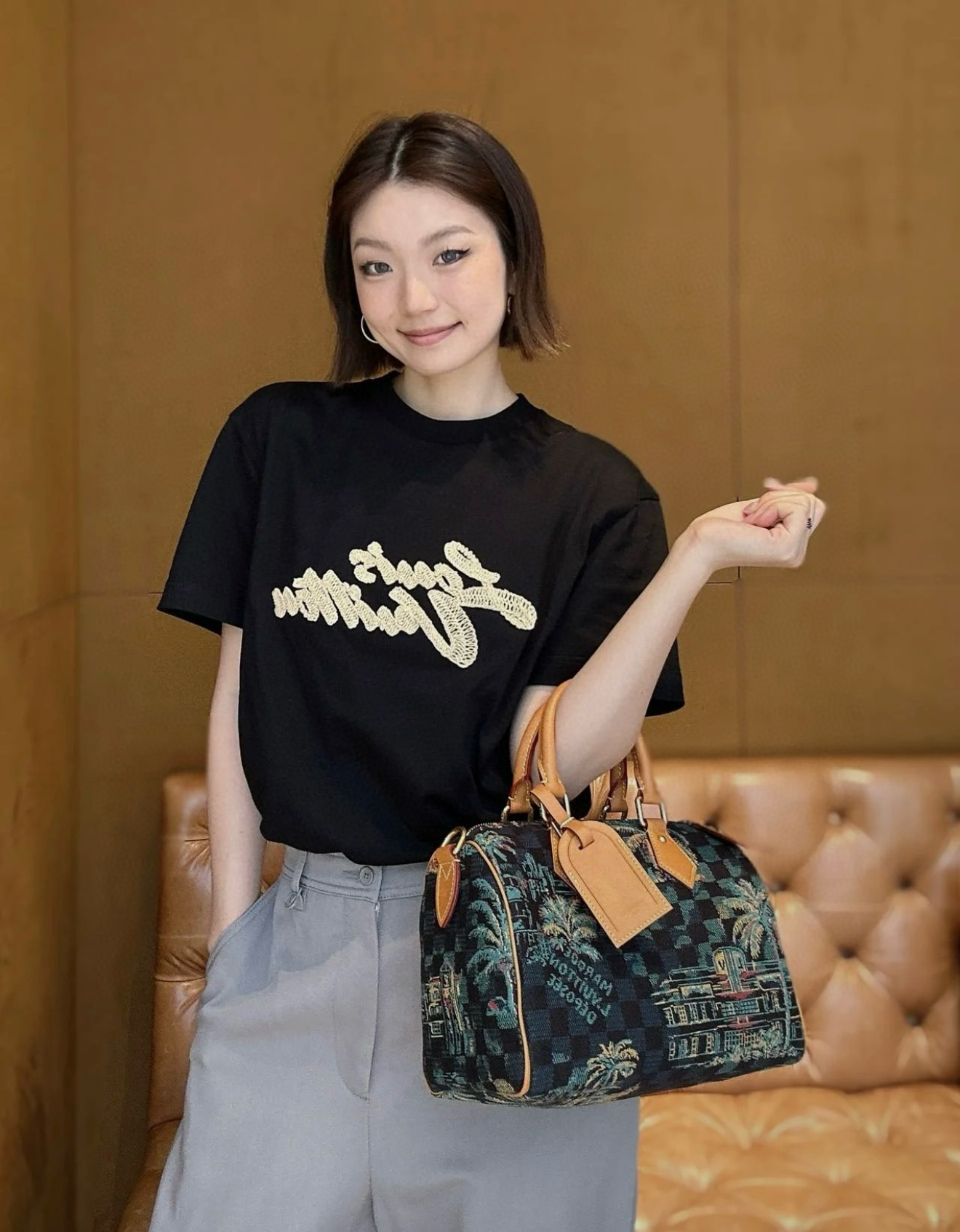 上身图 1V 25ss 草绳标识短袖-Chinese UA Cheap High Quatity Brand Clothes Bags handbags Sneakers wholesale wholesaler seller from China Factory suppliers Fashion Clothing Shoes best Quality Beautiful Price 上身图 1V 25ss 草绳标识短袖