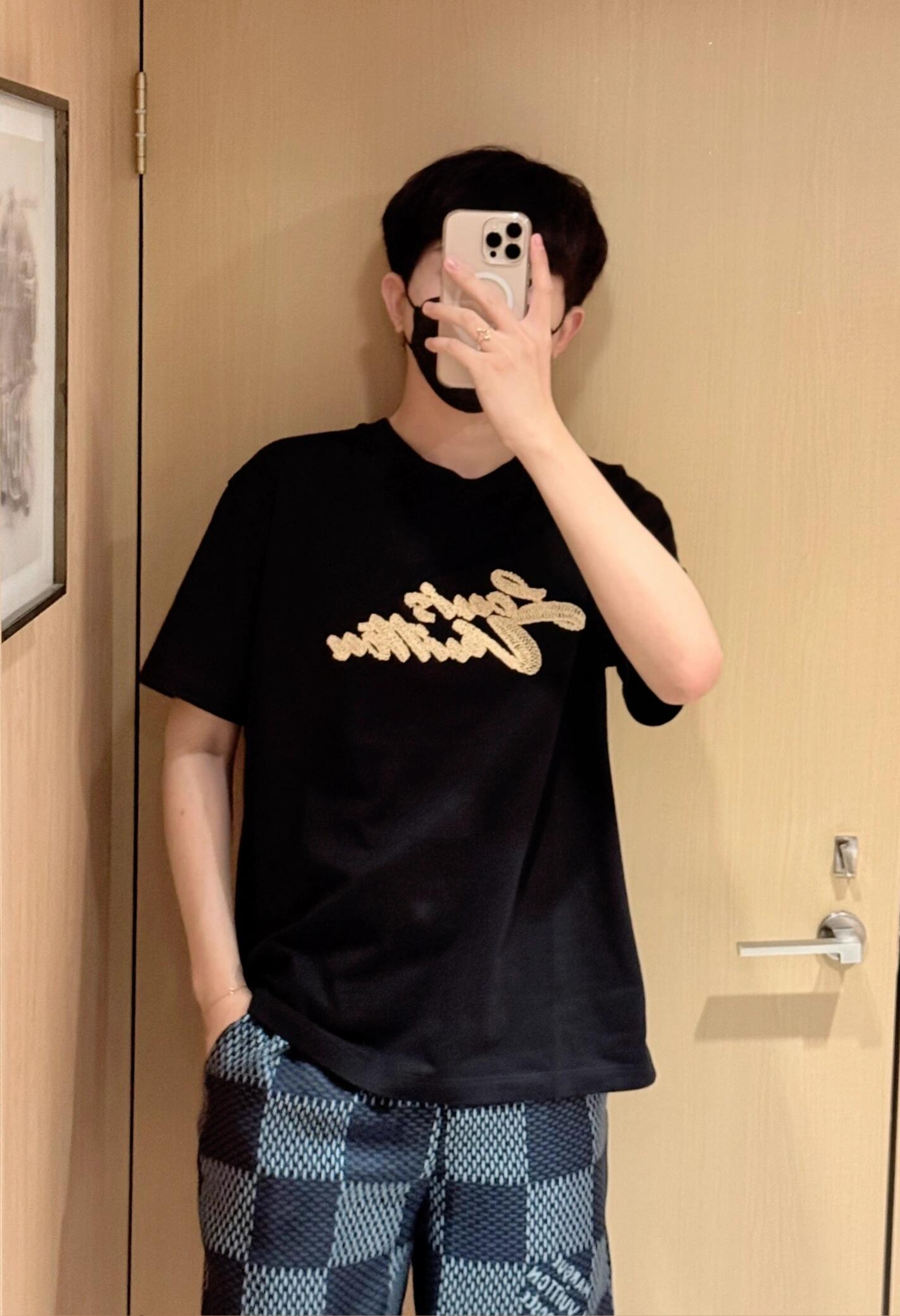 上身图 1V 25ss 草绳标识短袖-Chinese UA Cheap High Quatity Brand Clothes Bags handbags Sneakers wholesale wholesaler seller from China Factory suppliers Fashion Clothing Shoes best Quality Beautiful Price 上身图 1V 25ss 草绳标识短袖