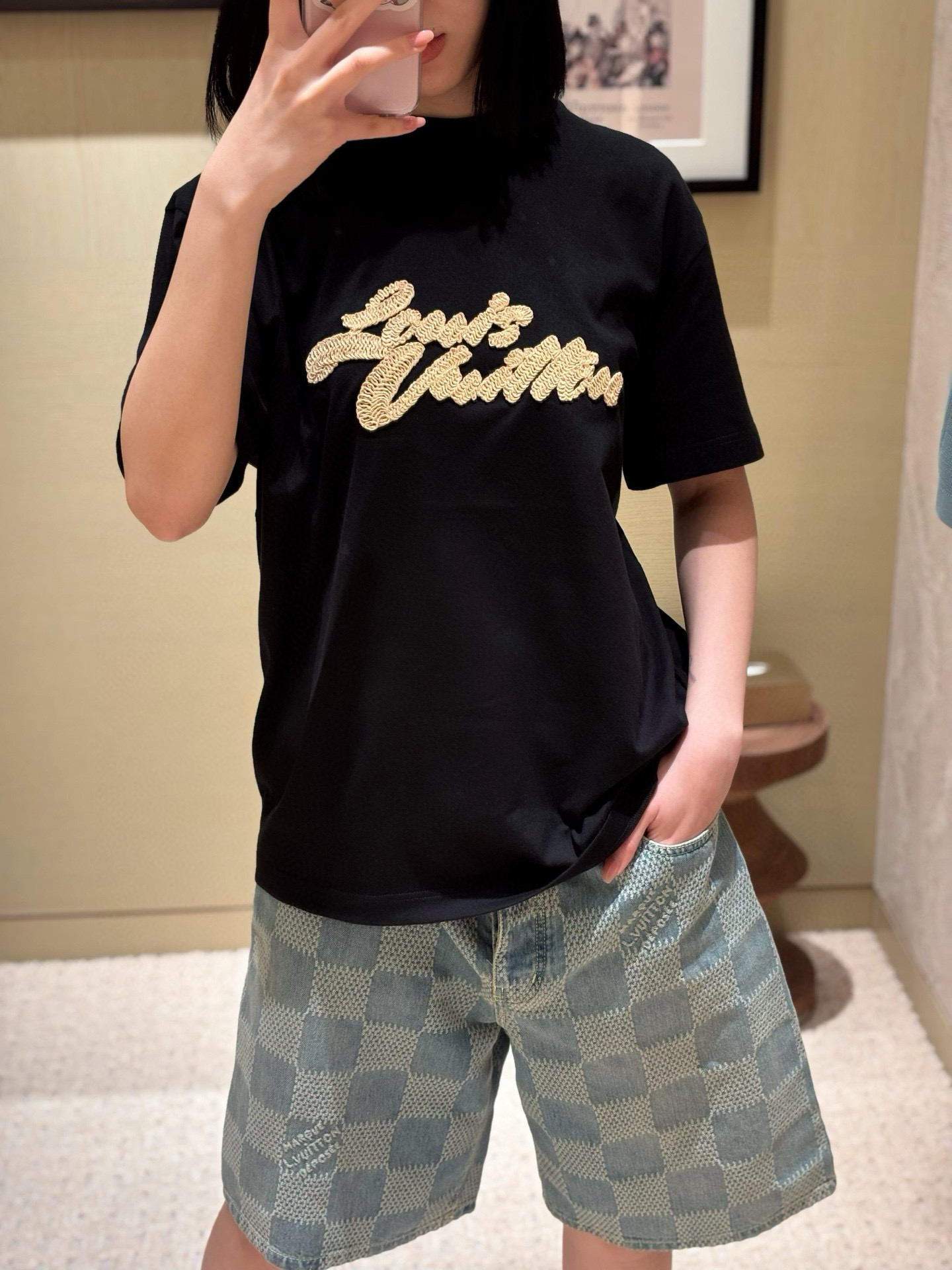 上身图 1V 25ss 草绳标识短袖-Chinese UA Cheap High Quatity Brand Clothes Bags handbags Sneakers wholesale wholesaler seller from China Factory suppliers Fashion Clothing Shoes best Quality Beautiful Price 上身图 1V 25ss 草绳标识短袖