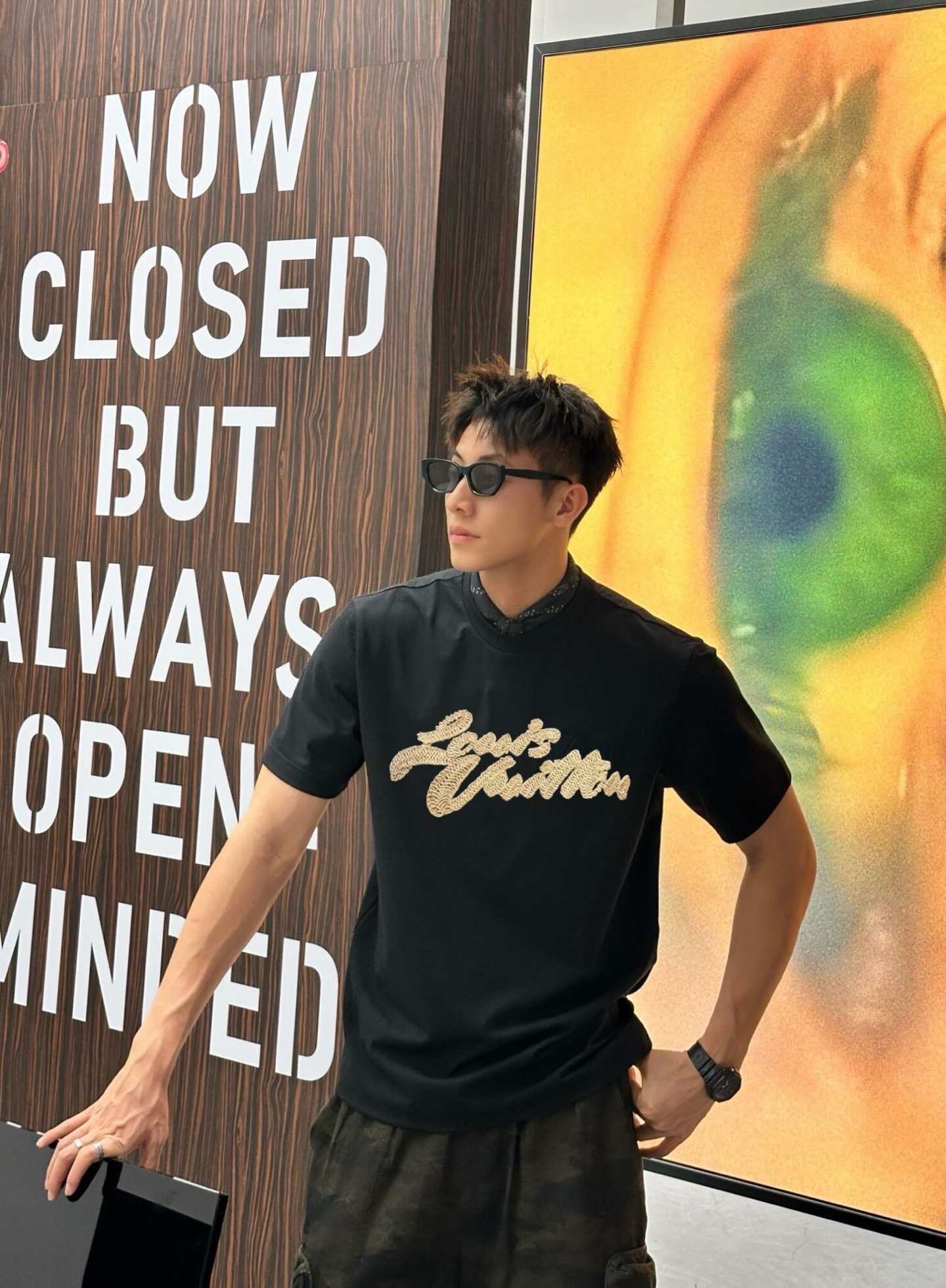 上身图 1V 25ss 草绳标识短袖-Chinese UA Cheap High Quatity Brand Clothes Bags handbags Sneakers wholesale wholesaler seller from China Factory suppliers Fashion Clothing Shoes best Quality Beautiful Price 上身图 1V 25ss 草绳标识短袖