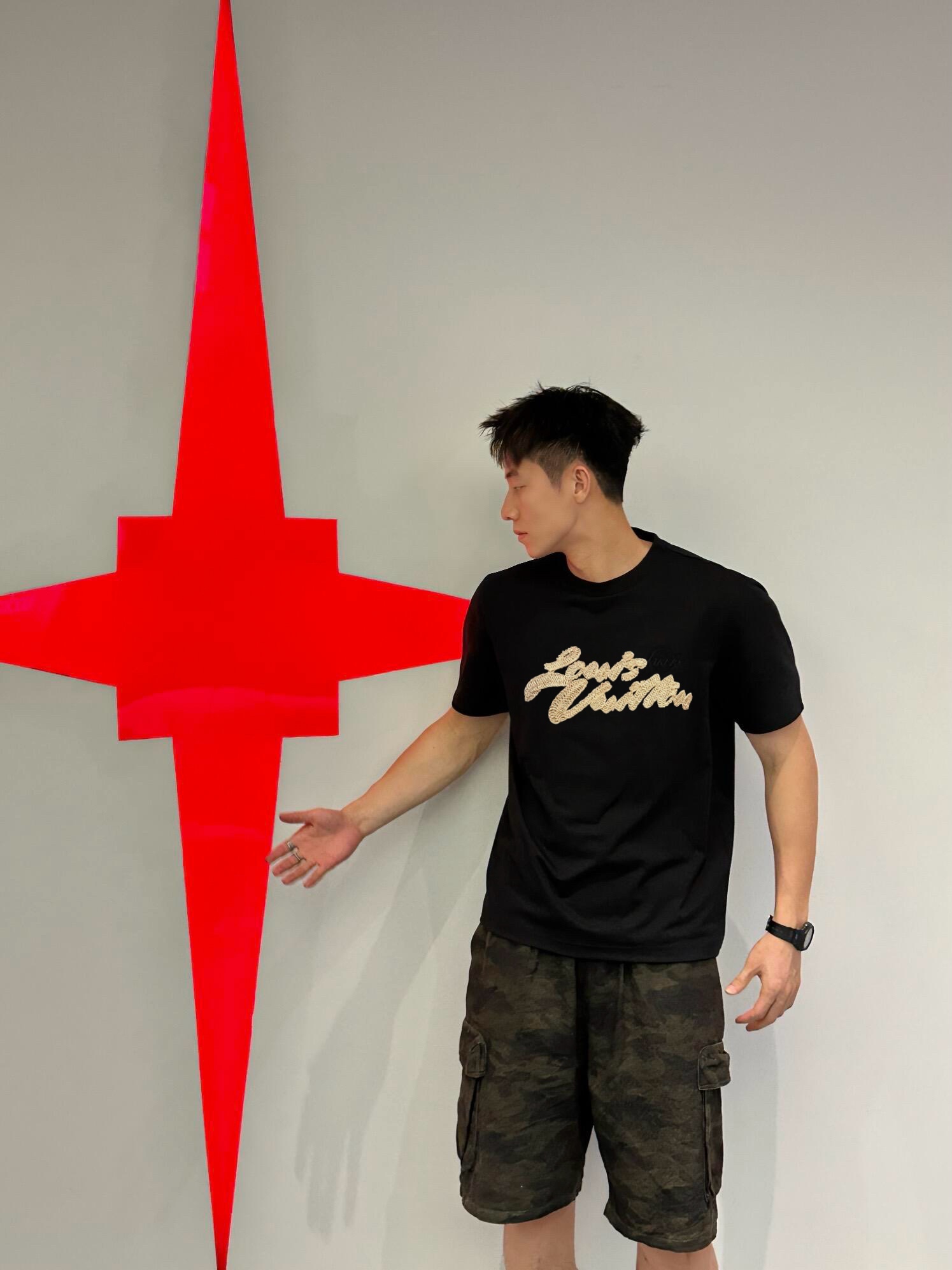 上身图 1V 25ss 草绳标识短袖-Chinese UA Cheap High Quatity Brand Clothes Bags handbags Sneakers wholesale wholesaler seller from China Factory suppliers Fashion Clothing Shoes best Quality Beautiful Price 上身图 1V 25ss 草绳标识短袖