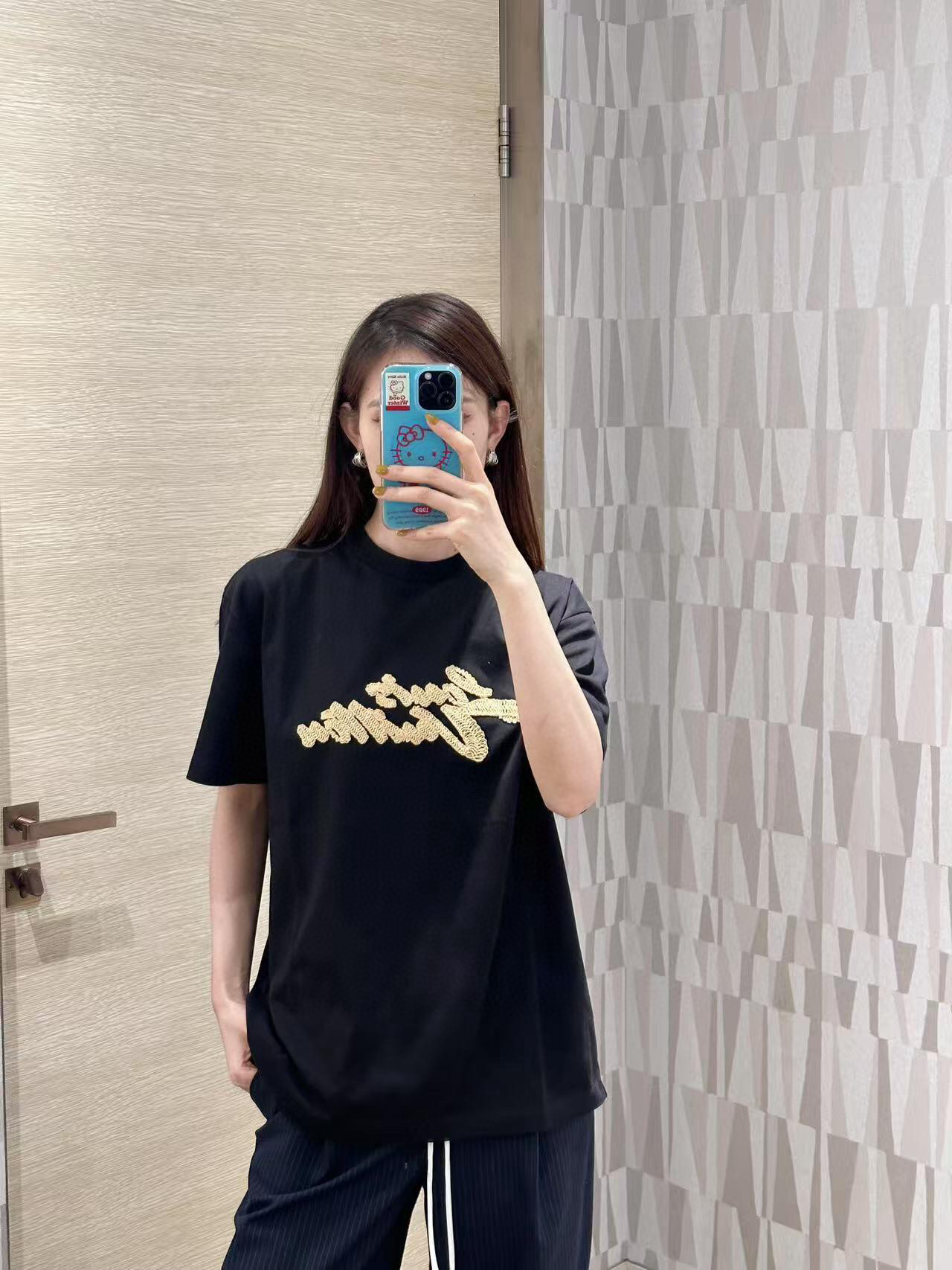 上身图 1V 25ss 草绳标识短袖-Chinese UA Cheap High Quatity Brand Clothes Bags handbags Sneakers wholesale wholesaler seller from China Factory suppliers Fashion Clothing Shoes best Quality Beautiful Price 上身图 1V 25ss 草绳标识短袖