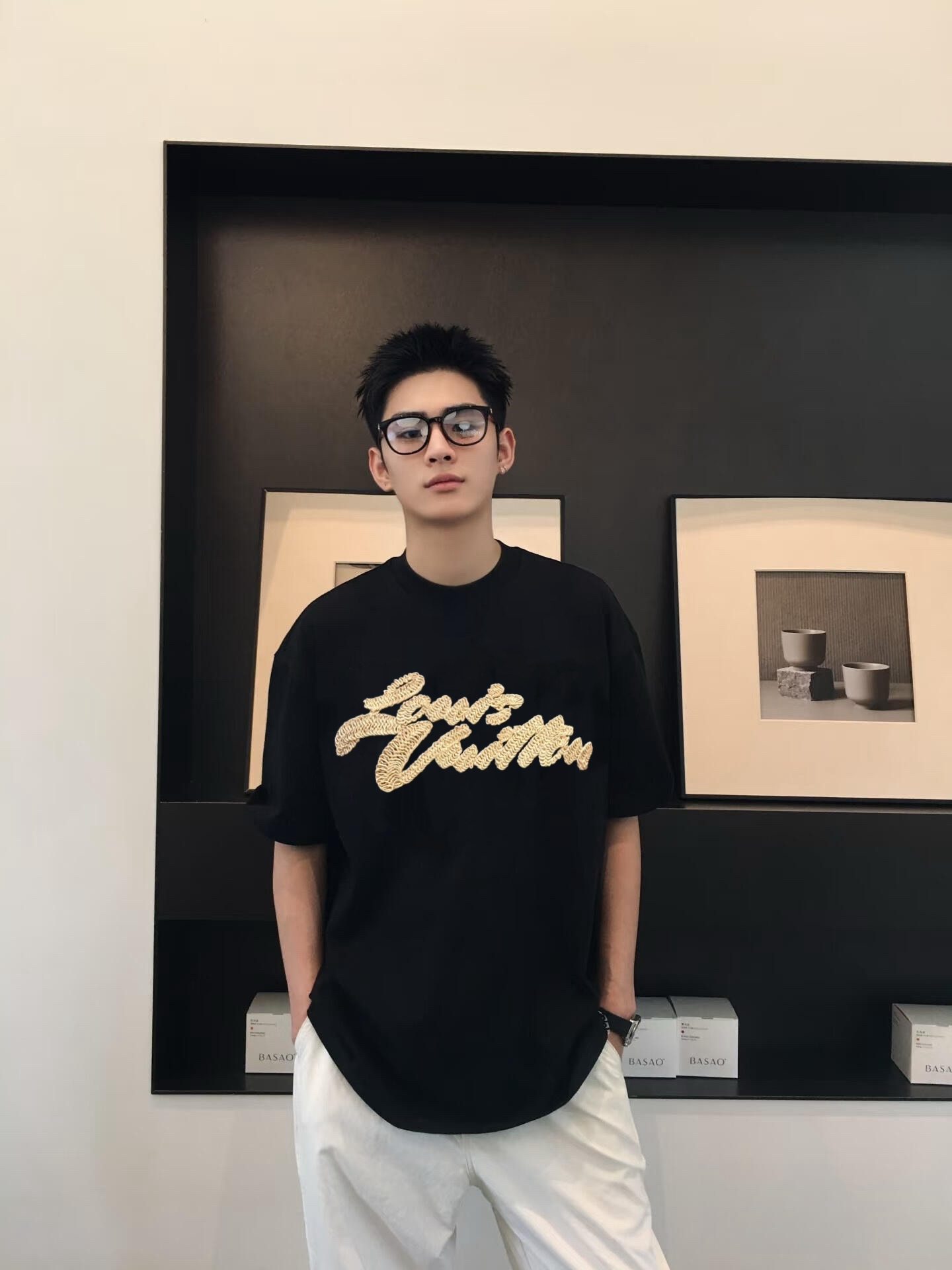 上身图 1V 25ss 草绳标识短袖-Chinese UA Cheap High Quatity Brand Clothes Bags handbags Sneakers wholesale wholesaler seller from China Factory suppliers Fashion Clothing Shoes best Quality Beautiful Price 上身图 1V 25ss 草绳标识短袖