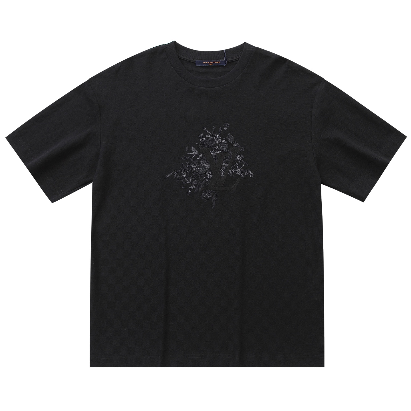 NO:822223,1V 26ss floral embroidered short-sleeve. The original version was purchased and developed at the first time. It is made of pique cotton and uses full-width jacquard to release a neat style. Bouguet  The embossed and three-dimensional effect stitching depicts elegant flowers, which form an eye-catching echo with the letters. It goes well with the season's deep singles. This short-sleeved short-sleeve is made of pique cotton as the base fabric. Its unique honeycomb-like concave-convex texture comes from the loop structure during weaving, forming breathable small holes, which has both stiffness and comfort. The full-width plaid jacquard process integrates the checkerboard pattern into the fabric structure during the weaving stage, and controls the yarn  Needle selection and weaving ensure that the plaid pattern is permanent, has no handfeel residue, and has distinct textures on the front and back. The embroidery thread for flowers and letters uses rayon thread, which is made from natural wood pulp and has excellent gloss and smooth touch, forming a delicate contrast with the matte texture of pique cotton. By combining embossed embroidery with three-dimensional effect stitching, the flower pattern presents a three-dimensional layering like relief.  Size s-XL Code 17584140, Louis Vuitton-clothing, louis vuitton, T-shirt,198609091V 26ss 花卉刺绣短袖 第一时间原版购入开发,采用珠地棉,以全幅提花释放利落格调.Bouguet 压纹和立体效果缝线描绘雅致花卉,与字母形成瞩目呼应.与当季深单品搭配相宜.这款短袖选用珠地棉为底布,其独特的蜂巢状凹凸纹理源于织造时的集圈结构,形成透气的小孔眼,兼具挺括性与舒适感.全幅格纹提花工艺在织造阶段,将棋盘格纹融入面料组织结构,通过控制纱线选针与编织,使格纹图案永久性呈现、无手感残留,且正反面纹理分明.花卉与字母刺绣选用人丝线作为绣线,这种以天然木浆为原料的人造丝具有优异的光泽度与顺滑触感,与珠地棉的哑光质地形成细腻对比.通过压纹刺绣与立体效果缝线相结合,花卉图案呈现出浮雕般的立体层次. 尺码s-XL 编码17584140,路易威登-服装,louis vuitton,T-shirt,,Women's clothing