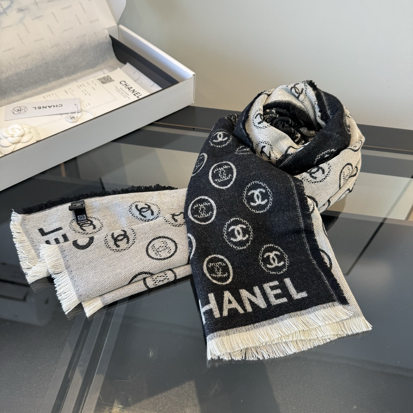Chanel 𝑪𝒉𝒂𝒏𝒆𝒍 • 25𝐒《印章长巾》黑灰色