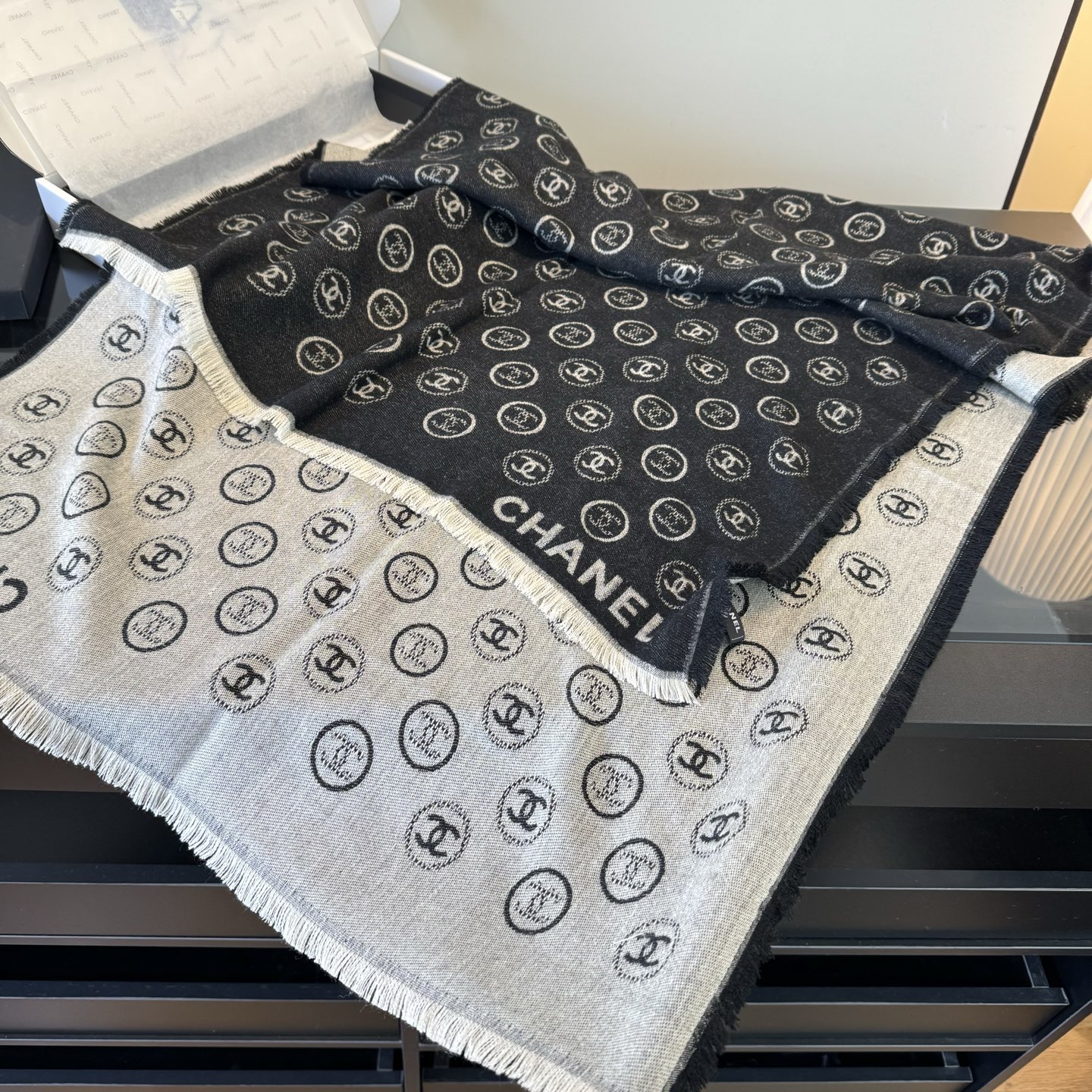 Chanel 𝑪𝒉𝒂𝒏𝒆𝒍 • 25𝐒《印章长巾》黑灰色