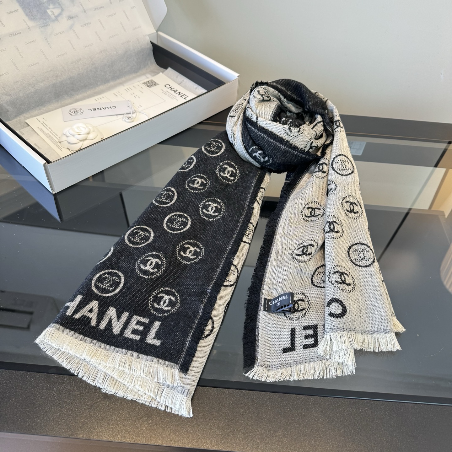 Chanel 𝑪𝒉𝒂𝒏𝒆𝒍 • 25𝐒《印章长巾》黑灰色