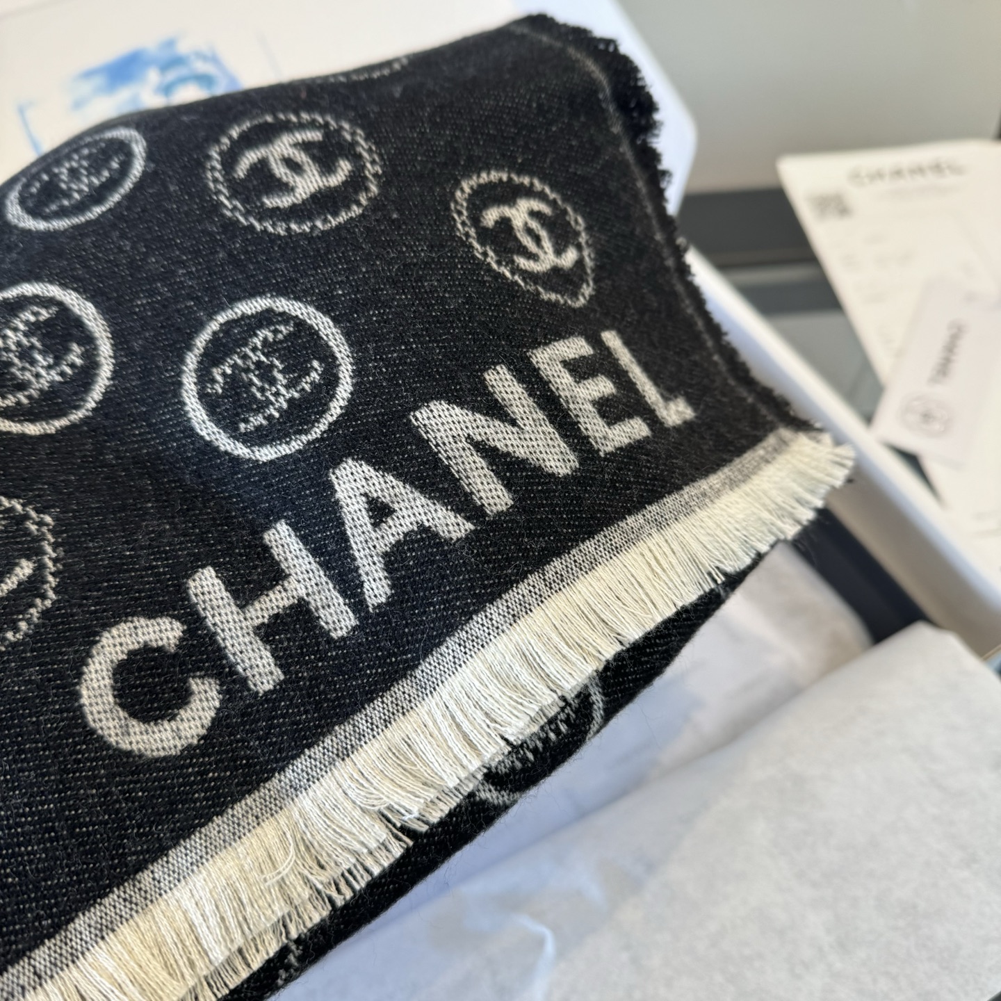 Chanel 𝑪𝒉𝒂𝒏𝒆𝒍 • 25𝐒《印章长巾》黑灰色