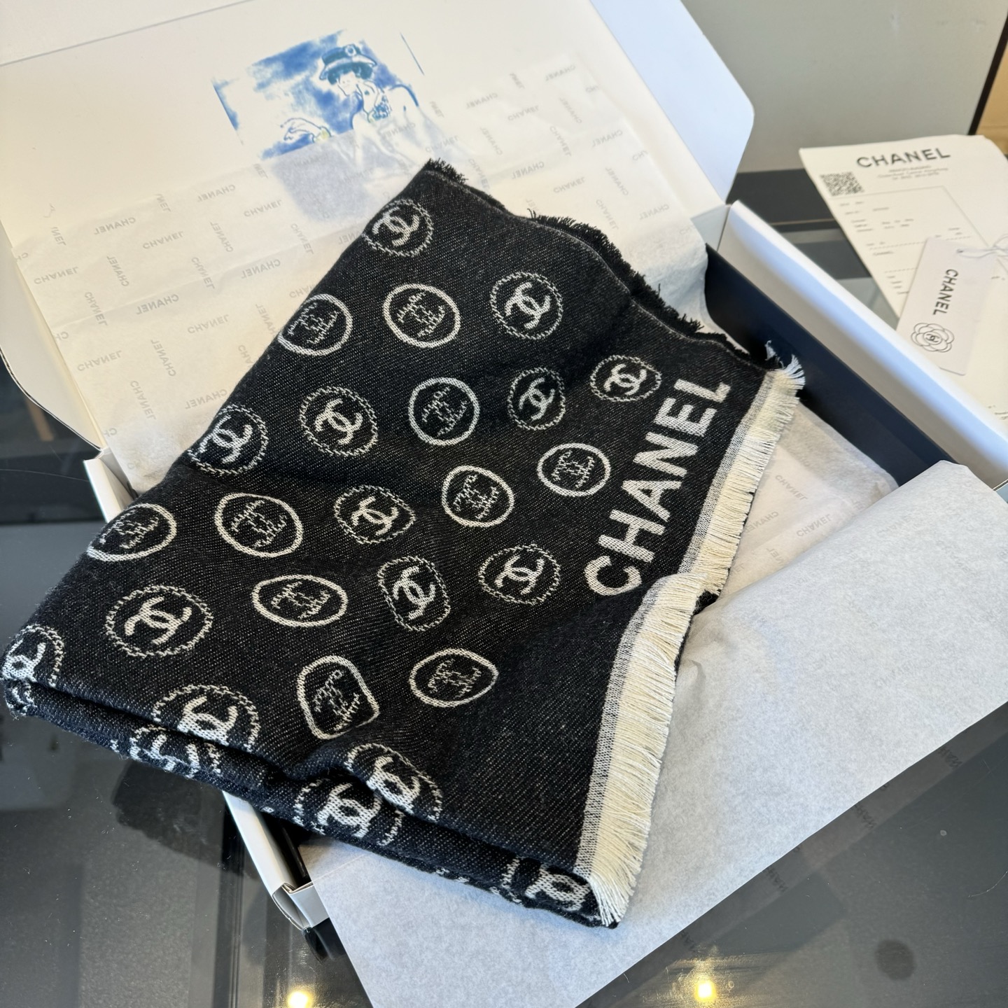 Chanel 𝑪𝒉𝒂𝒏𝒆𝒍 • 25𝐒《印章长巾》黑灰色