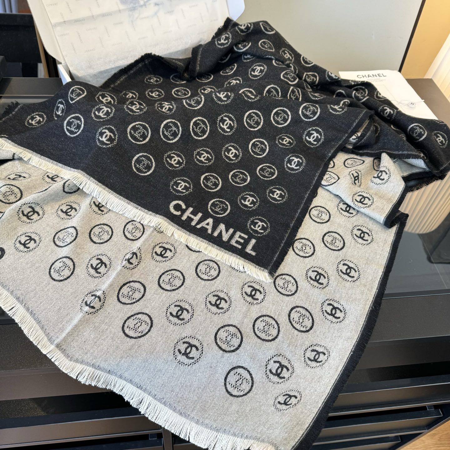 Chanel 𝑪𝒉𝒂𝒏𝒆𝒍 • 25𝐒《印章长巾》黑灰色